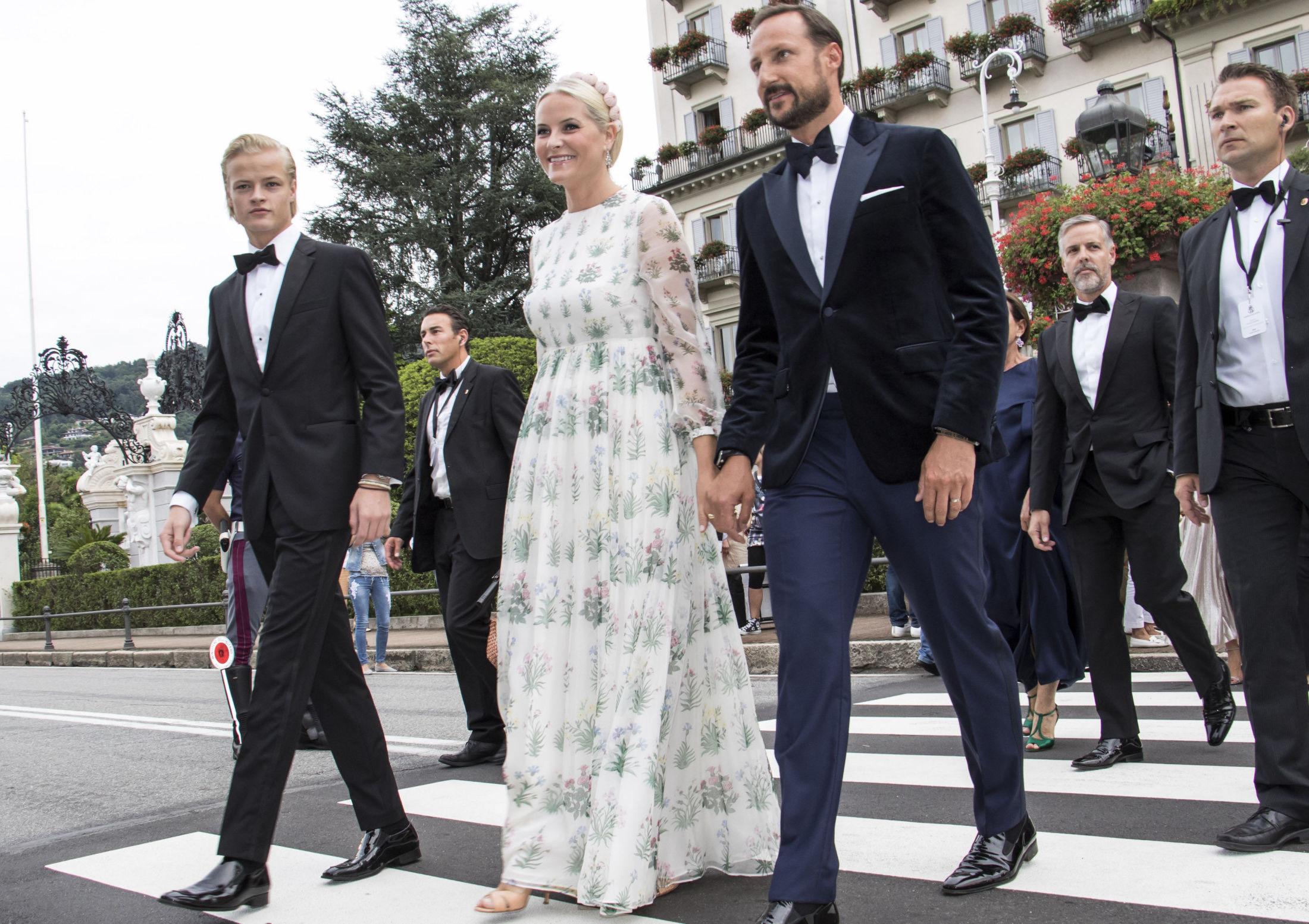 FEIENDE FLOTTE: Marius Borg Høyby, kronprinsesse Mette-Marit og kronprins Haakon var alle i prinsebryllupet i Monaco. Foto: NTB Scanpix