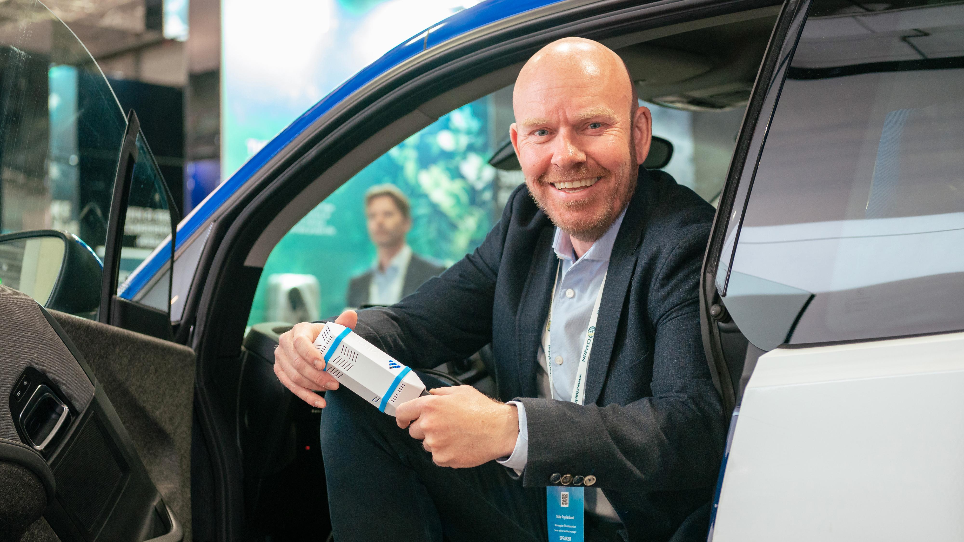 Elbilforeningens testansvarlig Ståle Frydenlund med Aviloo-boksen som kan teste hvor mye av batterikapasiteten til elbilen din som gjenstår. 