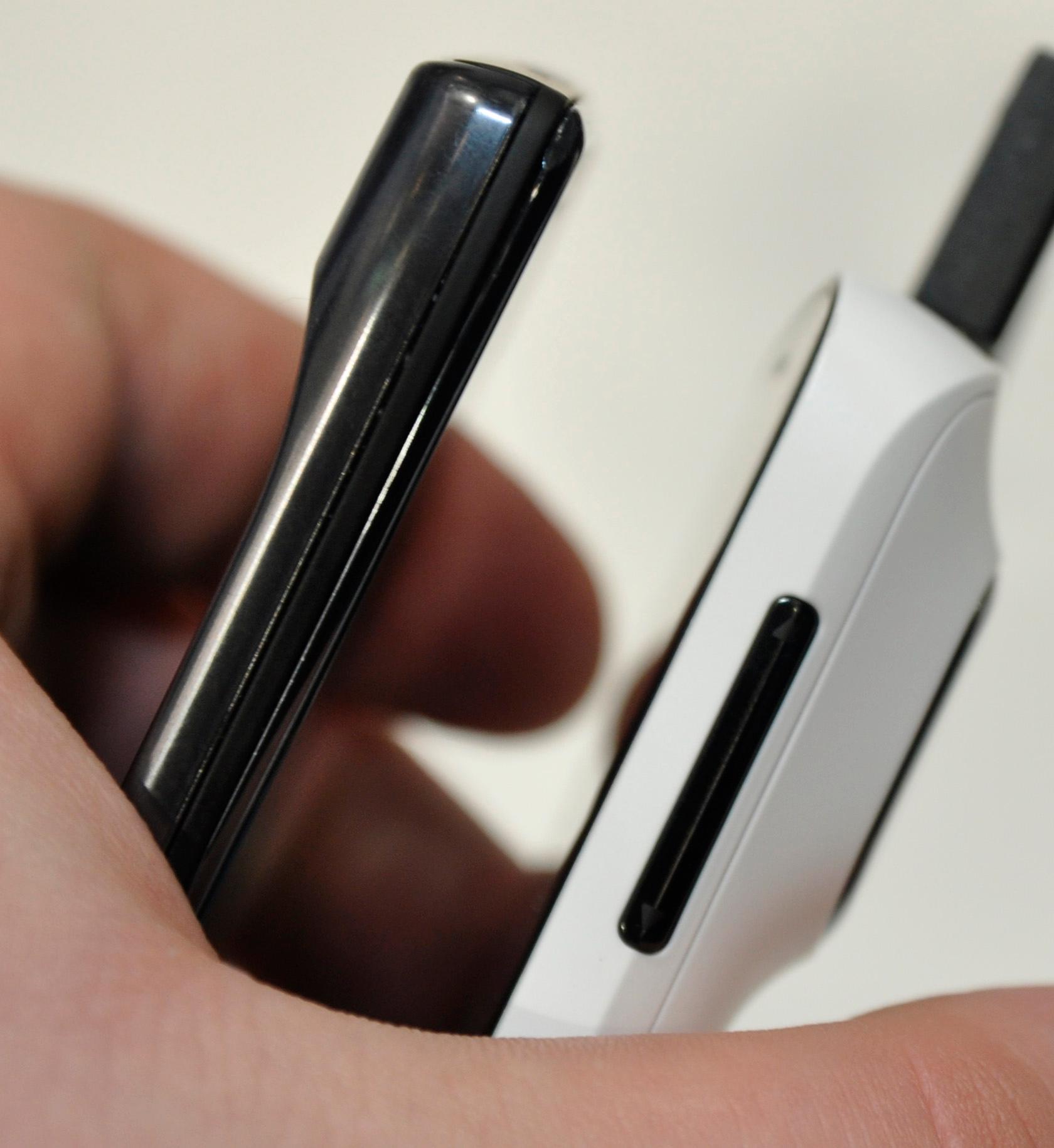 808 Pure View er ikke akkurat verdens tynneste telefon med sine 1,39 cm på strømpelesten. Her ved siden av Motorola Razr.