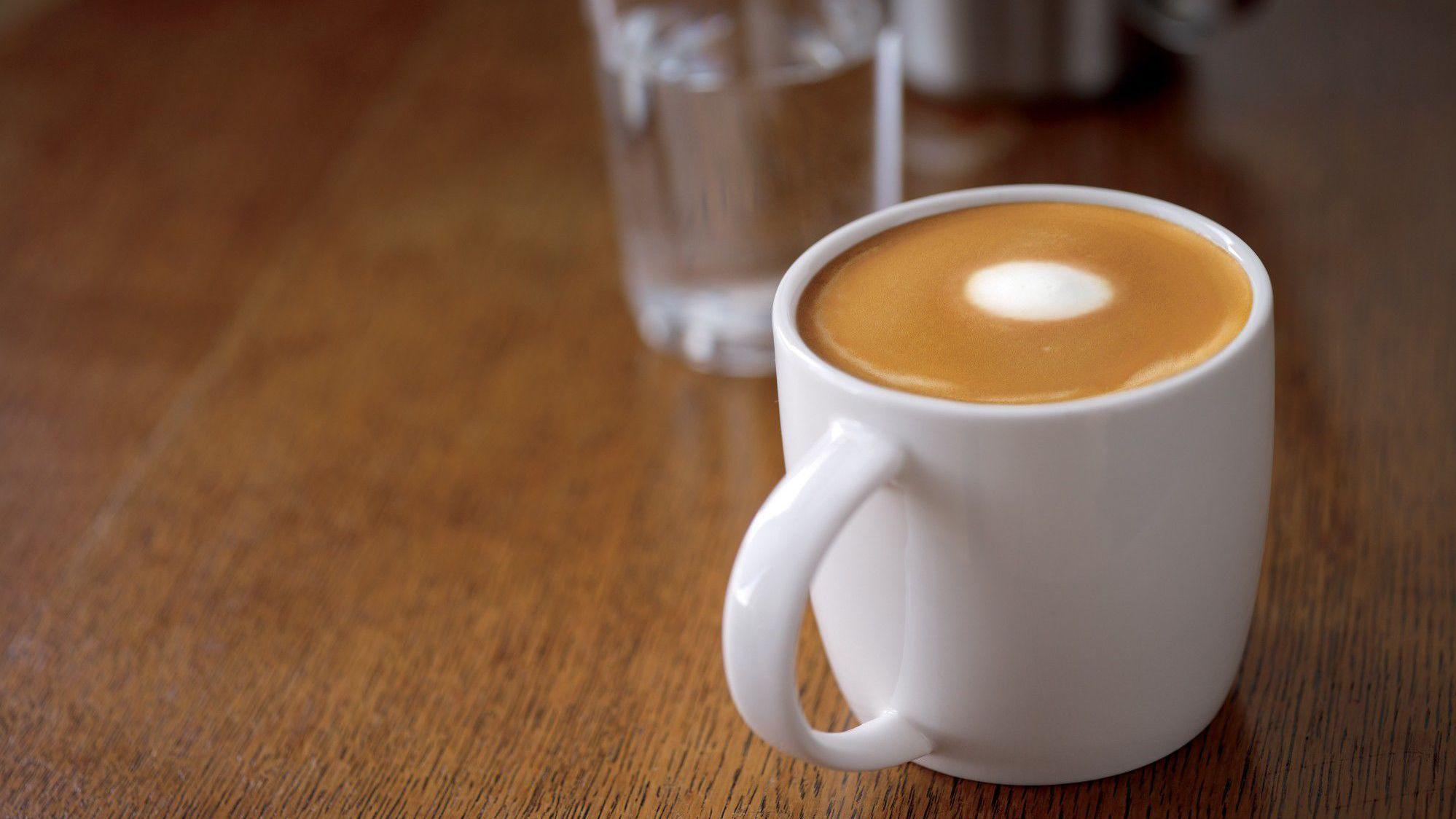 TRENDY KAFFE: Flat white tar nå USA med storm, og er en favoritt blant kaffeelskere som liker kaffedrikker med sterkere smak av kaffe. Foto: Starbucks
