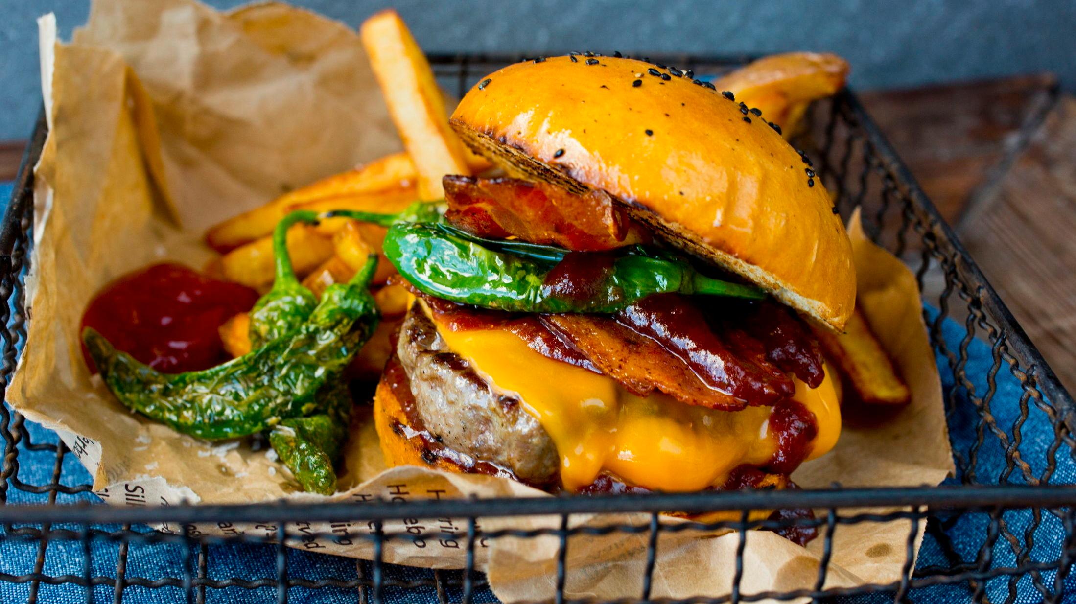BURGERMANDAG? Burger trenger ikke bare være helgemat. Her Lise Finckenhagens BBQ-burger. Foto: Sara Johannessen / VG