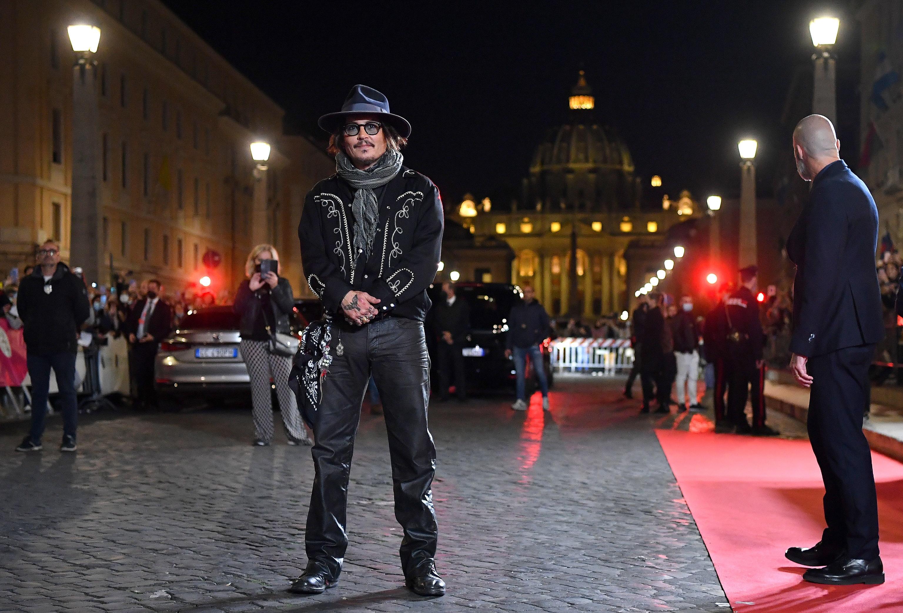 I ROMA: Johnny Depps helsvarte look besto blant annet av en jakke med kule detaljer.