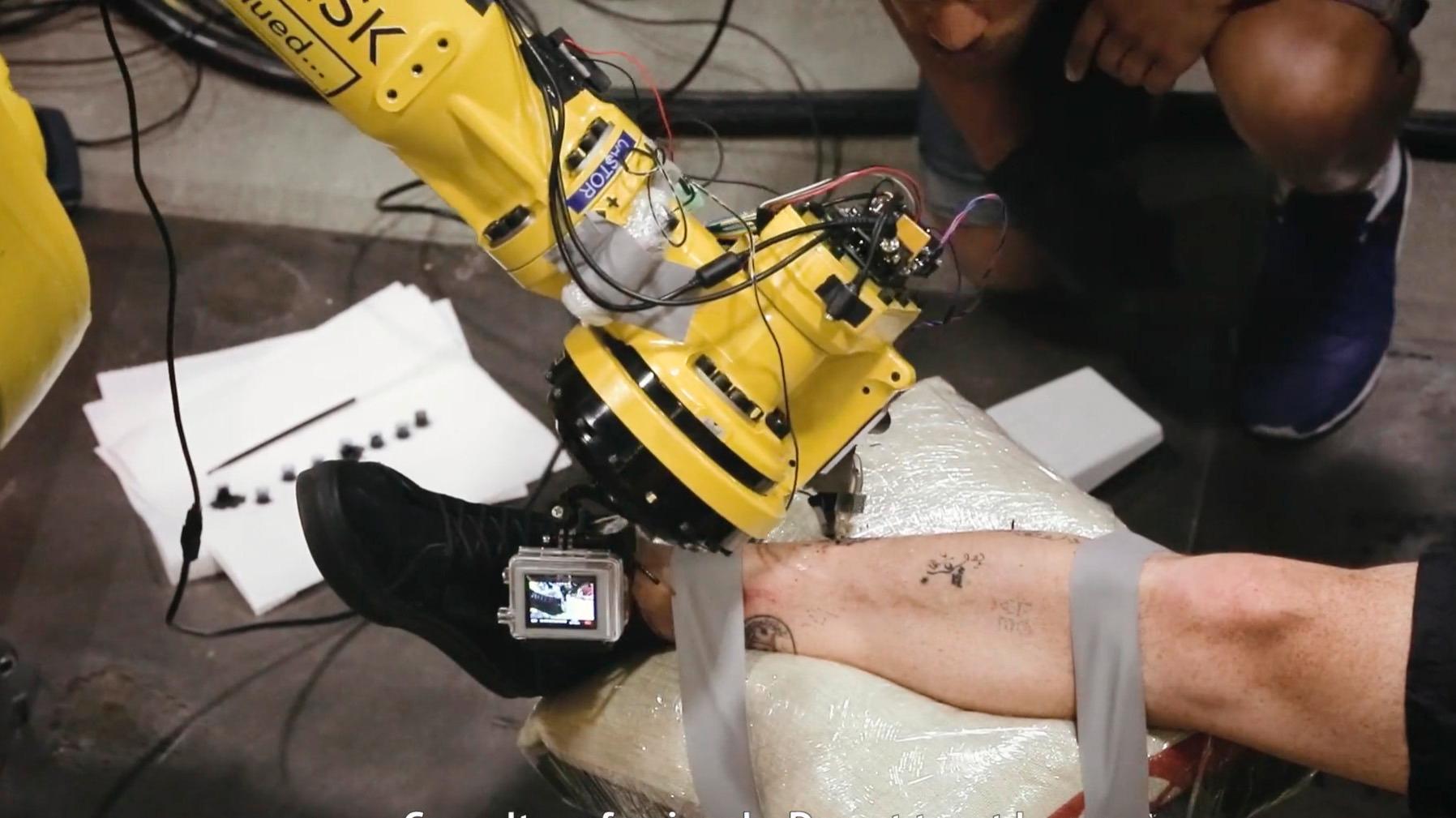 Appropriate Audiences har kalibrert en industrirobot til å utføre tatoveringer. (Skjermdump: Vimeo video)