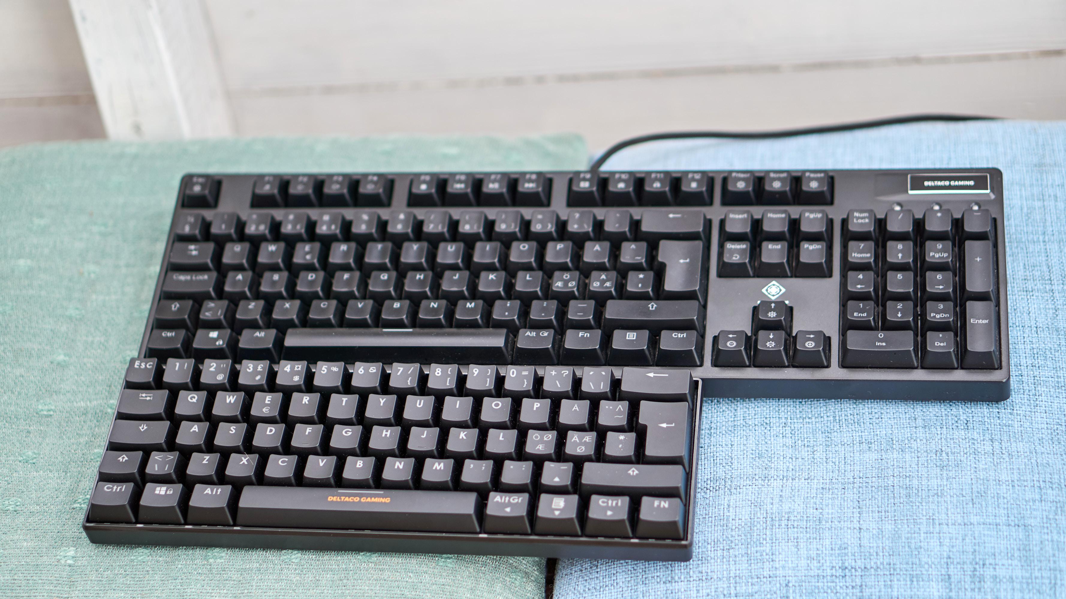 Deltaco GAM-075 (nederst) sammenlignet med et fullstørrelse-tastatur.