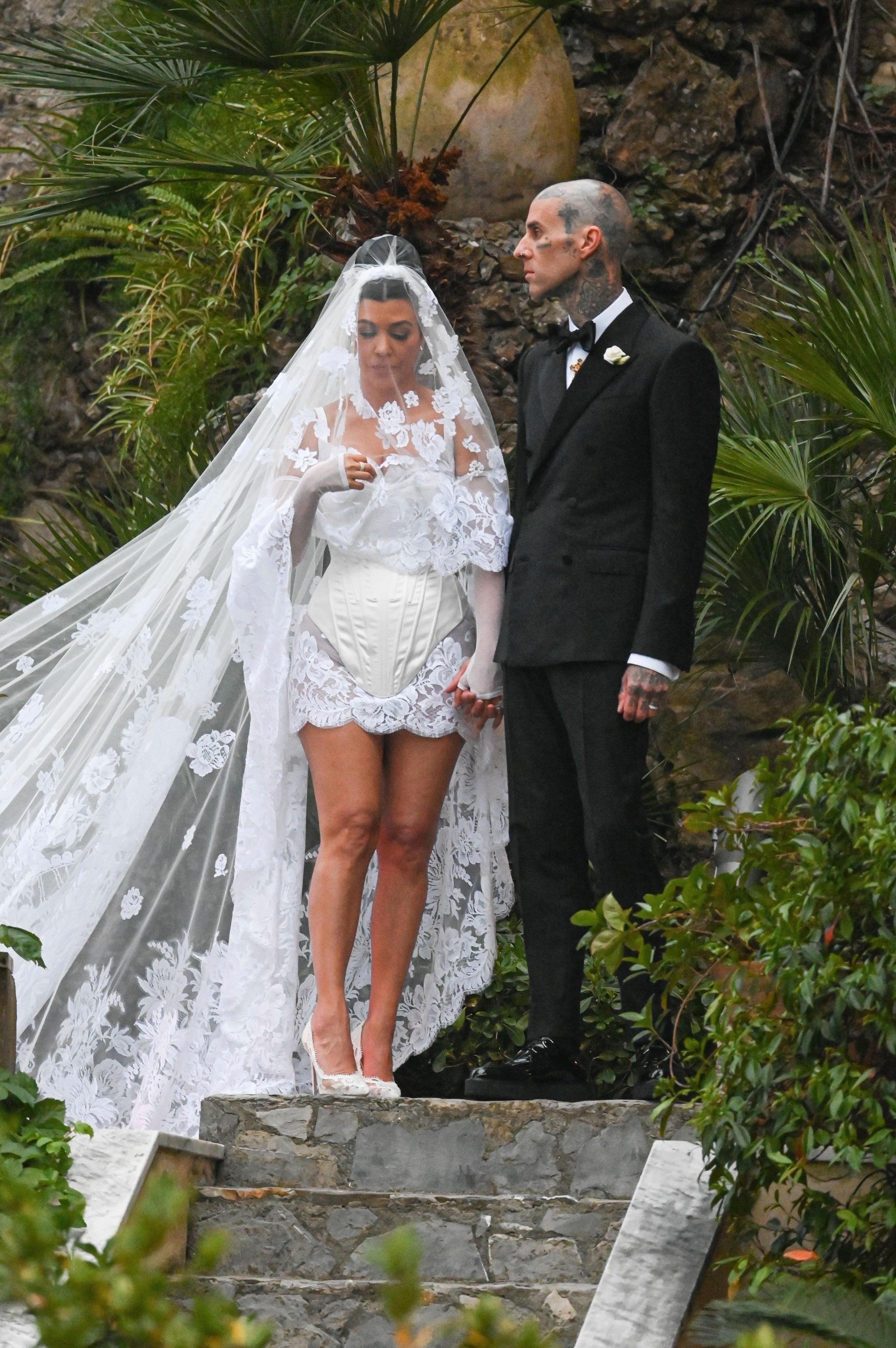 LA DOLCE VITA: Kourtney Kardashians brudekjole hadde flere personlige detaljer. 