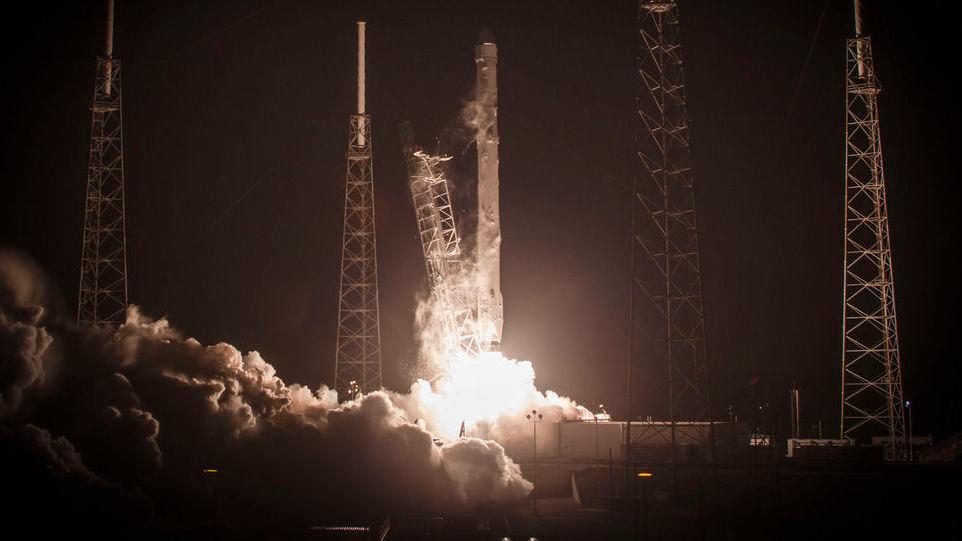 For første gang skal SpaceX forsøke å lande på fast grunn