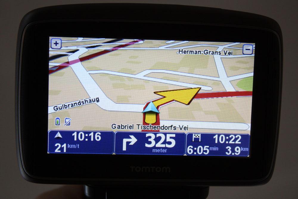 Ruten vises tydelig i kartet. Den gule pilen indikerer at du skal svinge eller følge veien videre.