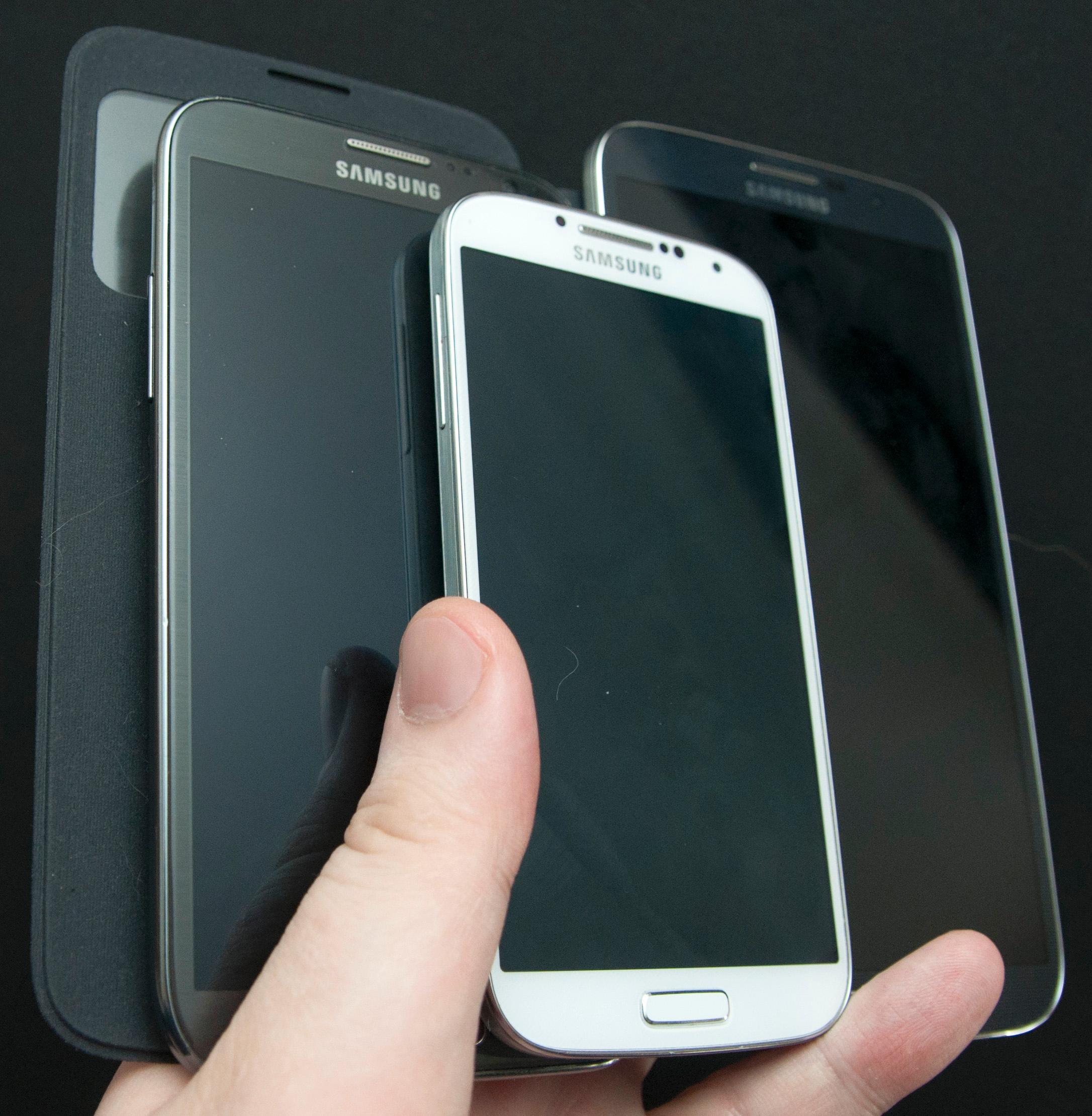 Galaxy S4 i midten fremst. Galaxy Note II til venstre. Galaxy Mega er virkelig en diger telefon.Foto: Finn Jarle Kvalheim, Amobil.no