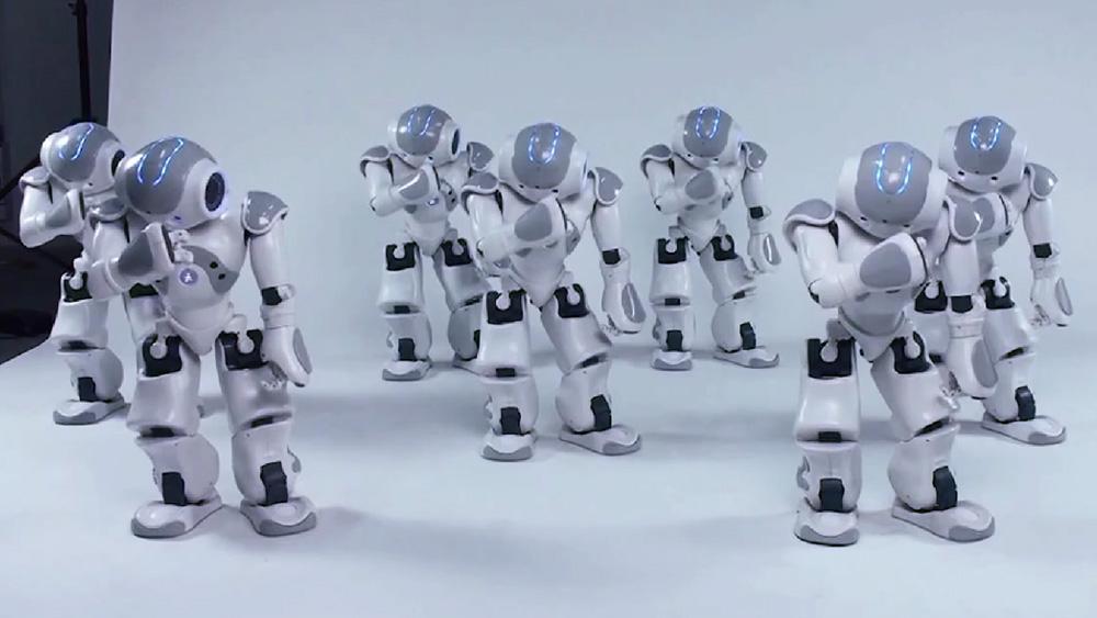 Disse robotene underholder med dans, men demonstrerer også en synkron gruppeoppførsel.Foto: AldebaranRobotics