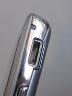 HDMI-porten på toppen av telefonen har beskyttelse mot rusk. Micro-USB-porten på siden har det ikke.