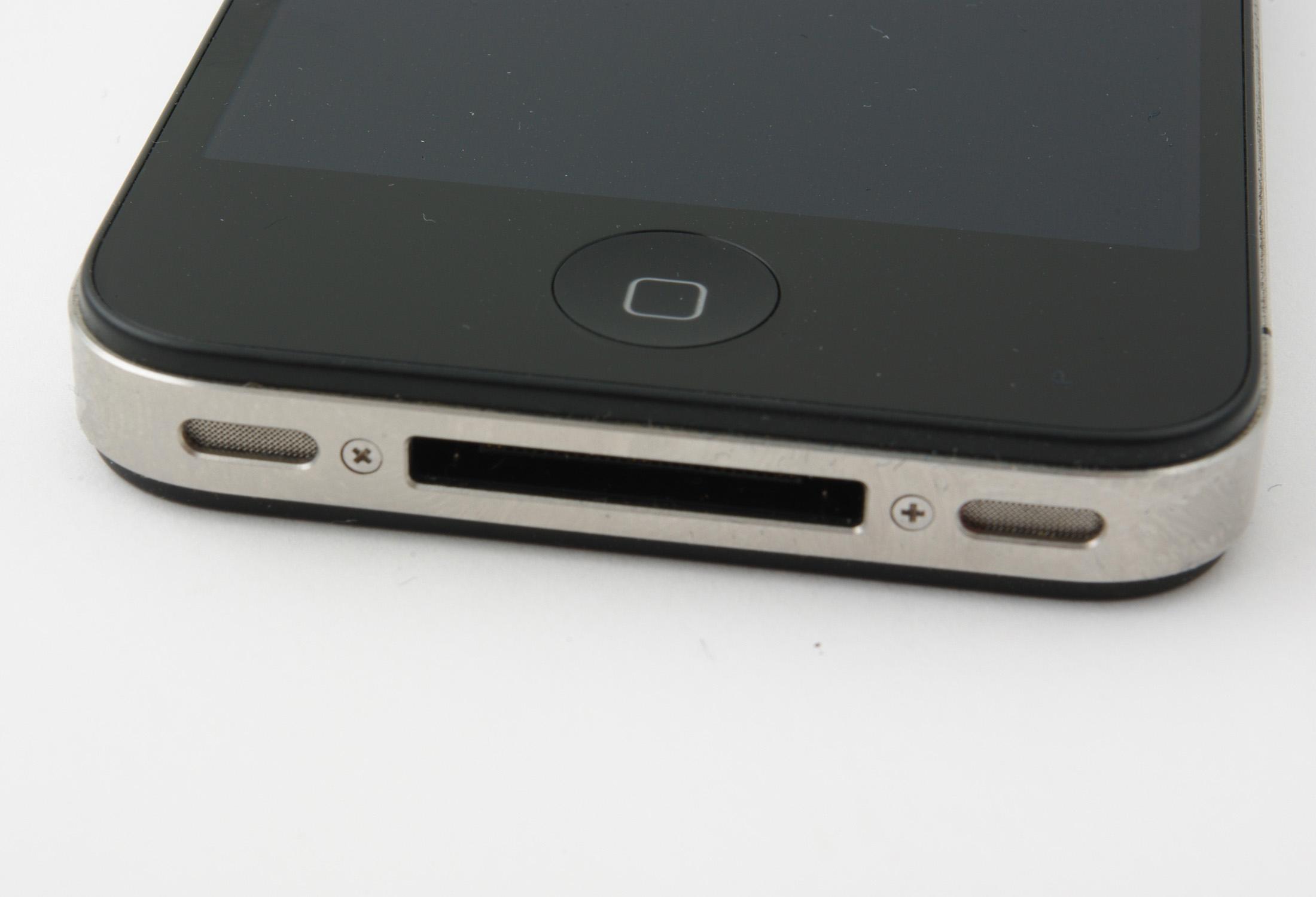 Ingen Micro-USB på Iphone 4. Dette er en ulempe, men det har dukket opp ekstreme mengder tilbehør som passer Apples proprietære Dock Connector-plugg.