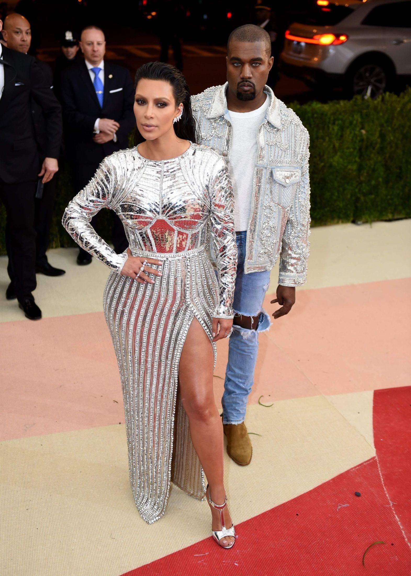 MATCHY-MATCHY: Kim Kardashian West kom i kjole fra Balmain. Kanye West kom i avslappet hullete jeans fra Fear of god, hvit t-skjorte, beige boots fra Saint Laurent og sølvjakke som matchet kona på den røde løperen.
