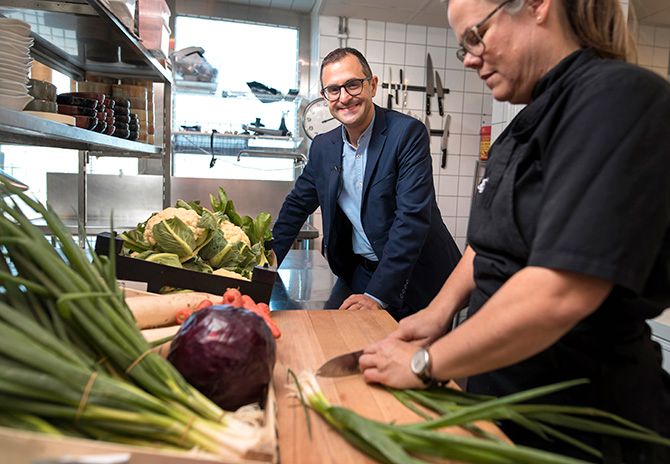 Arash Derambarsh är i Sverige för att ta emot pris för sin kamp mot matsvinn. Här hälsar han på i köket hos kocken Johanna Thorn på restaurang Dubbel Dubbel i Göteborg.