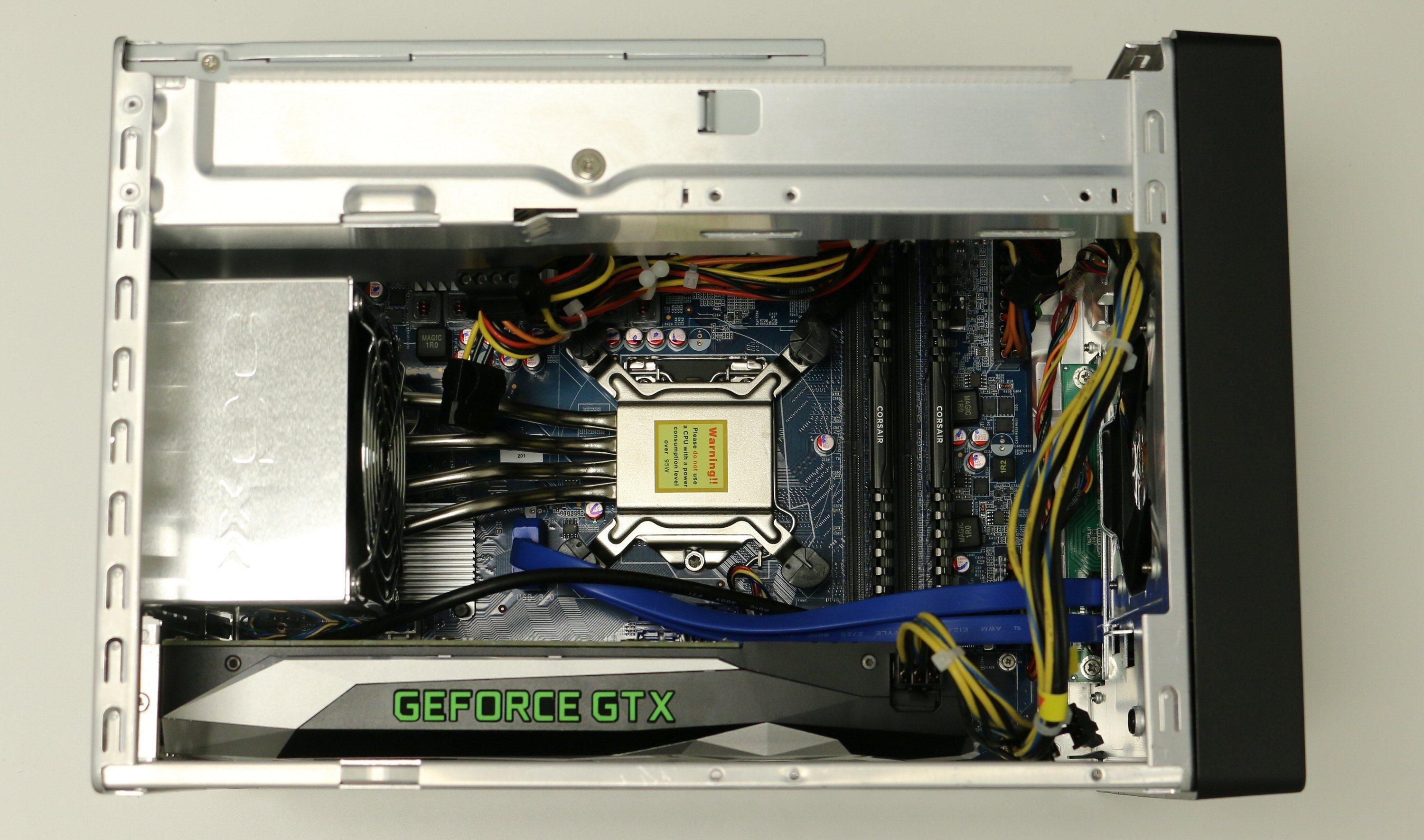 Med harddiskramma borte er det lett å komme til for installasjon. Her er CPU, RAM og GeForce GTX 1060 installert. M.2-SSD-en er skjult under grafikkortet. Merk for øvrig varmerørene som leder varmen fra prosessoren til kjøleanordningen i bakkant.