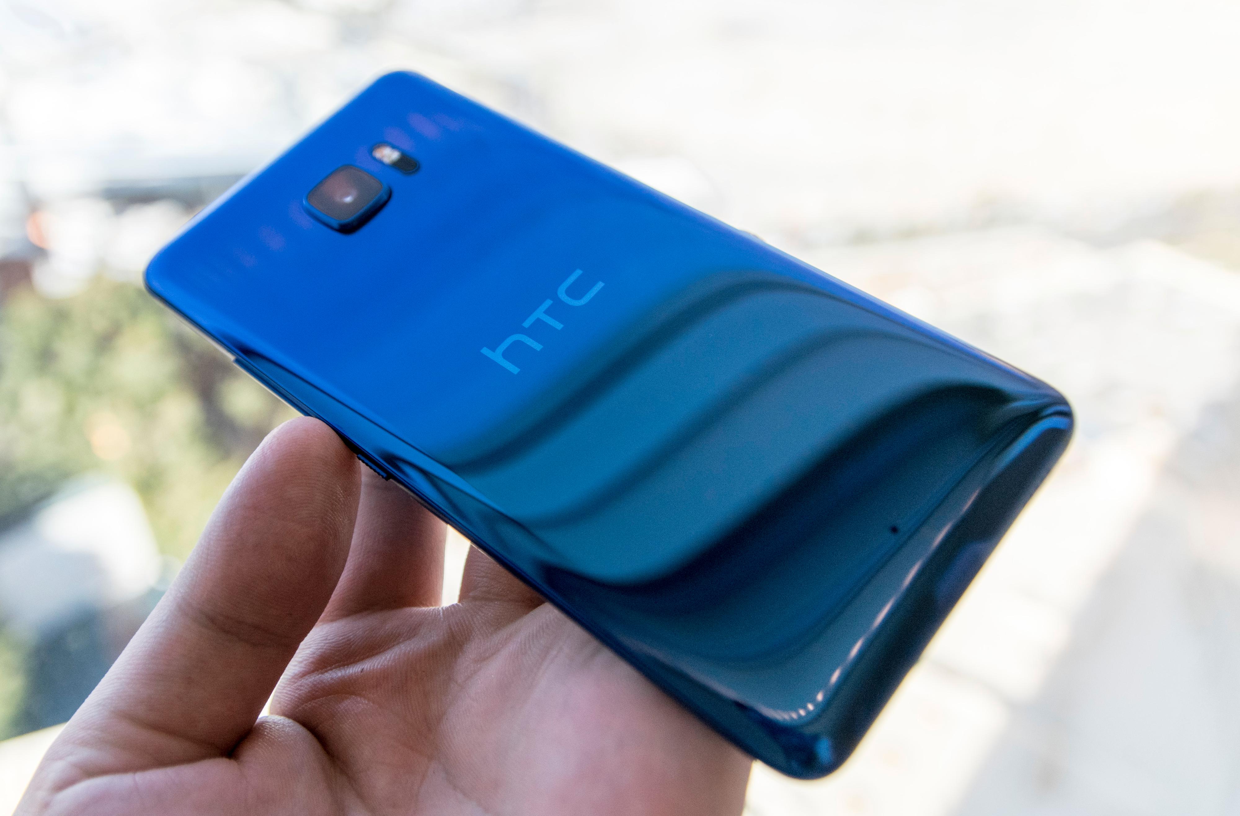 De nye HTC U-telefonene er så blanke at det er nærmest umulig å ta skikkelige bilder av dem. HTC kaller designspråket Liquid Surface. Flere av modellene ser også ut til å bytte farge avhengig av lys. Den svarte kan for eksempel se dyp grønn ut under sollys.