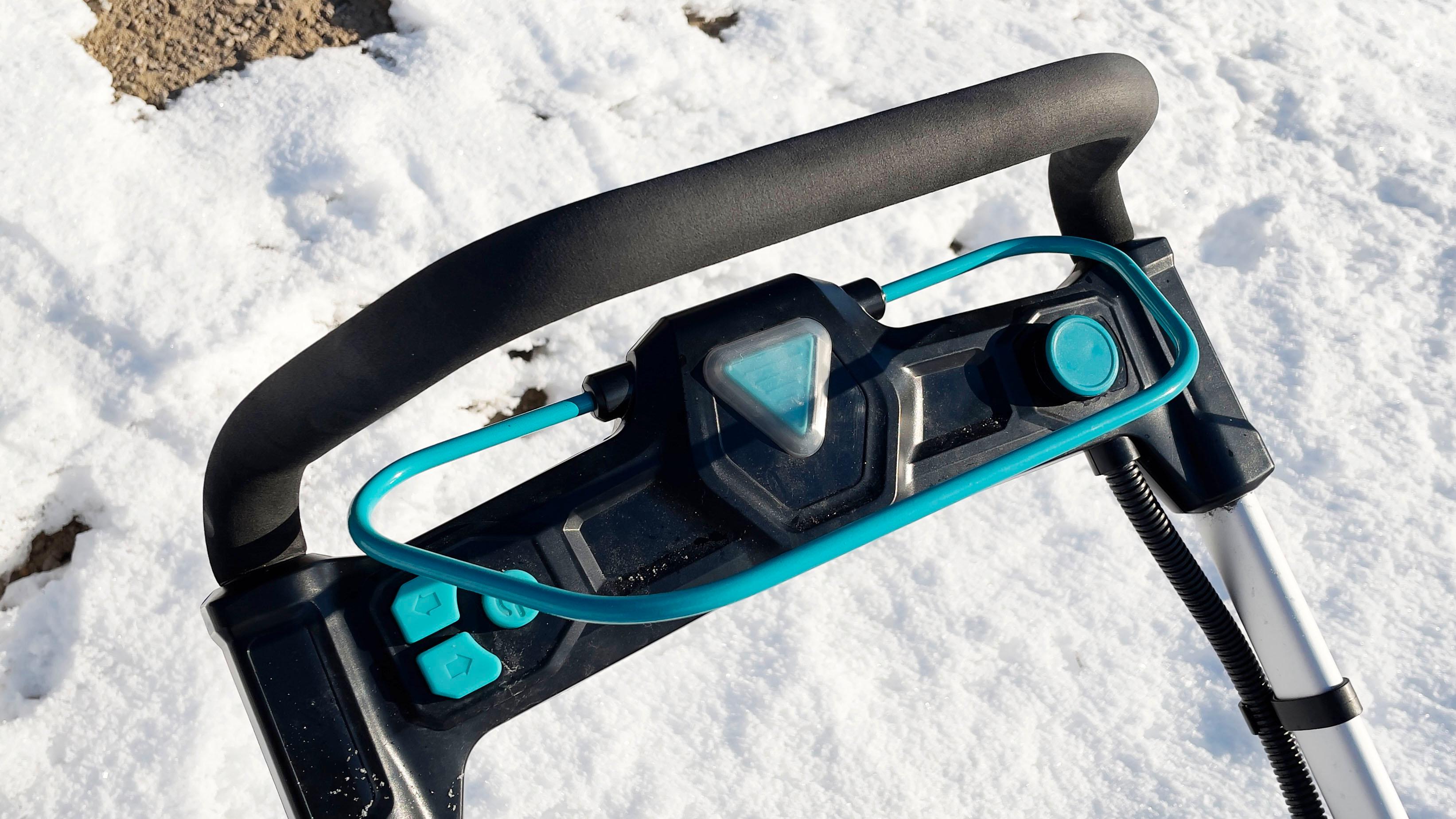 Knappene er enkle, og spesielt godt liker vi at du enkelt kan styre retningen snøen kastes ved hjelp av en motorisert løsning. 