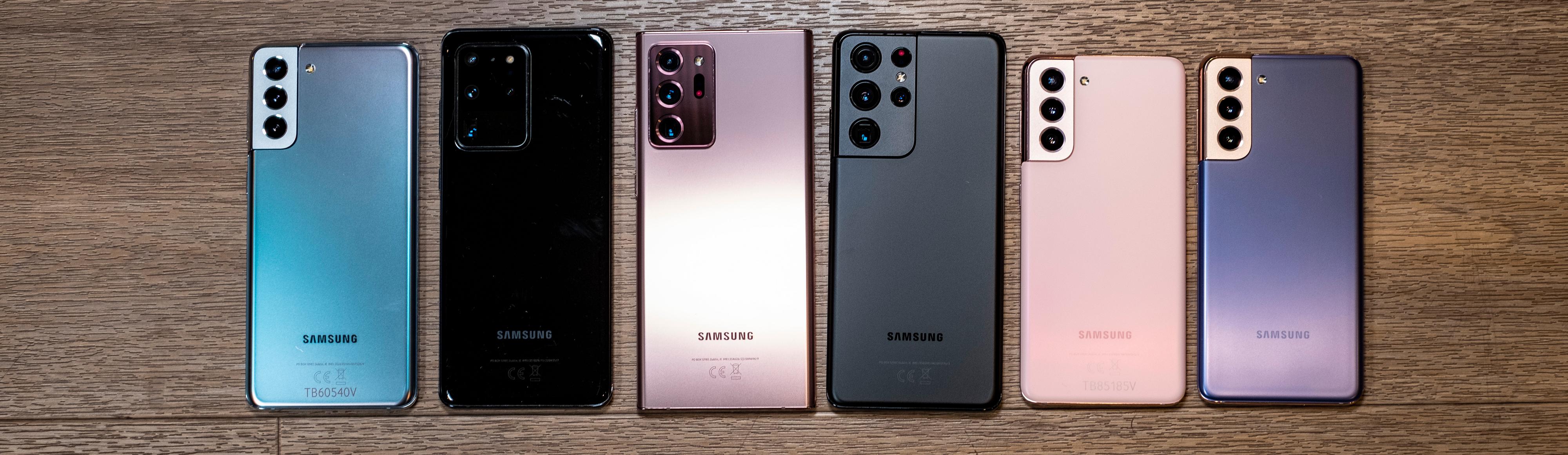 Alle de nyeste Galaxyene på rad og rekke. Fra venstre: Galaxy S21+, Galaxy S20 Ultra, Galaxy Note 20 Ultra, Galaxy S21 Ultra og to varianter Galaxy S21 helt til høyre.
