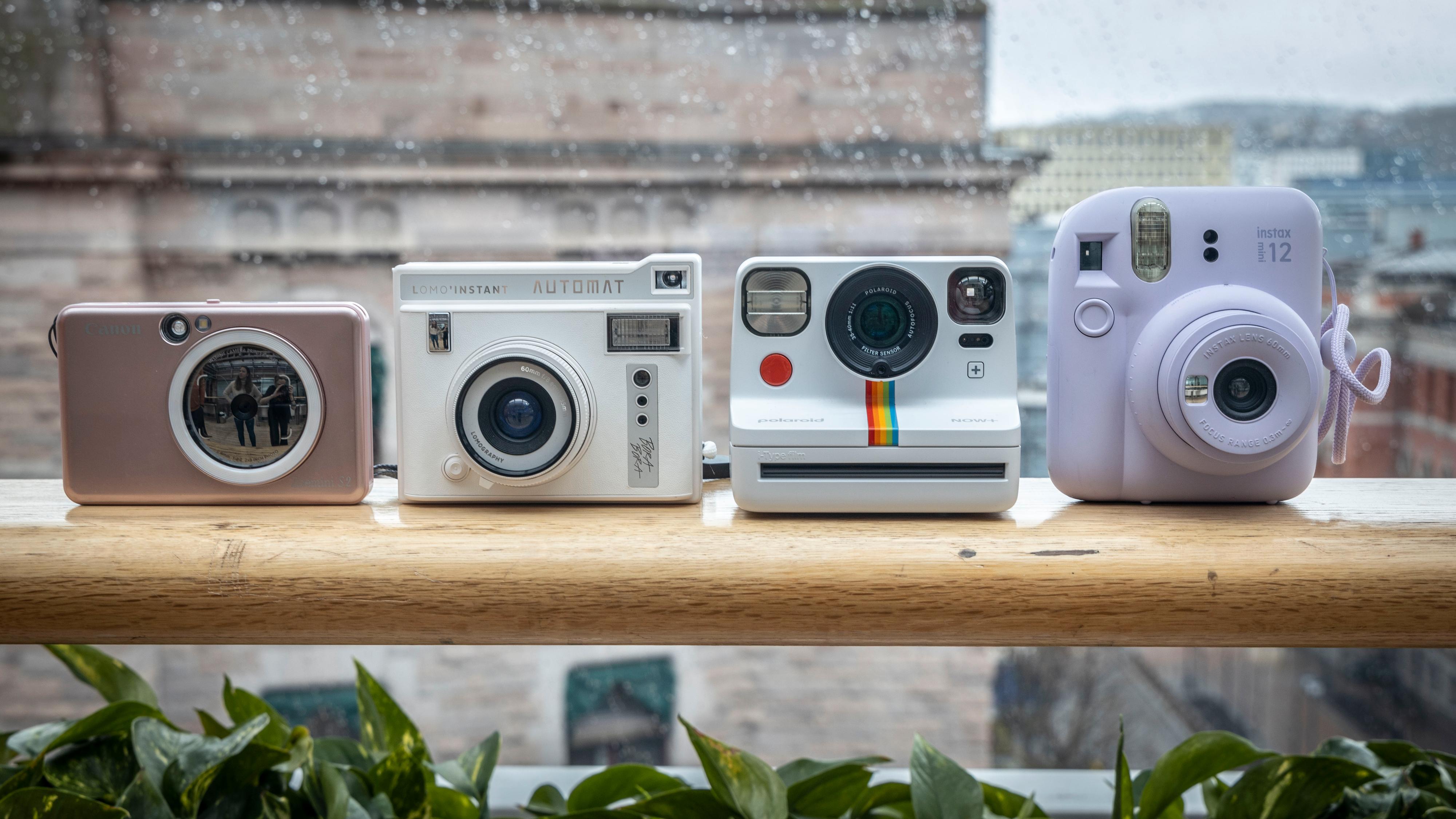 Fire kameraer har vært inne til test. Fra venstre: Canon Zoemini S2, Lomography Lomo´Instant Automat, Polaroid NOW+ og Fujifilm Instax 12 mini.
