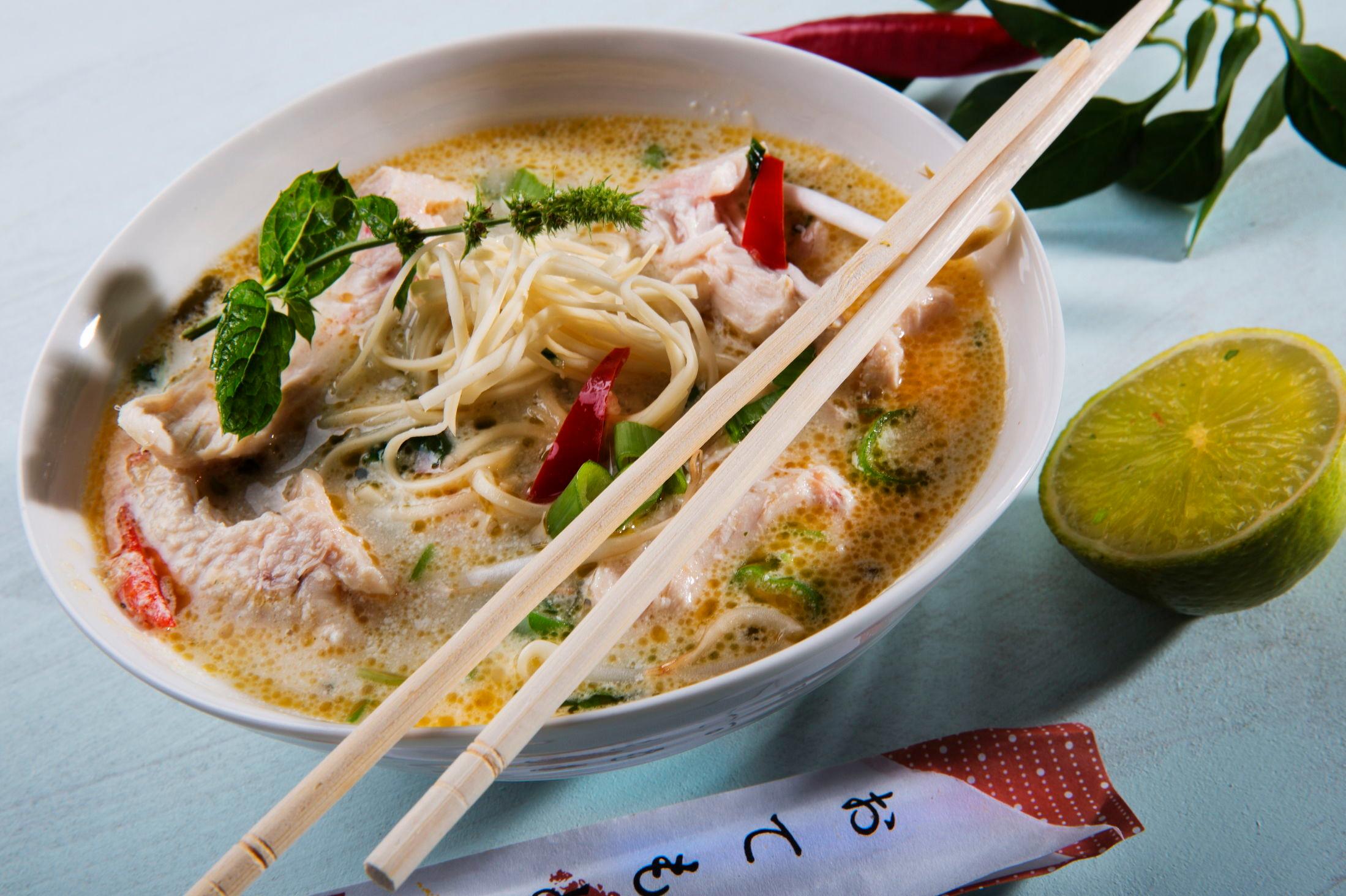 ENKEL: Thai-inspirert nudelsuppe med kylling er både varmende og velsmakende. Klikk her for oppskriften! Foto: Magnar Kirknes/VG