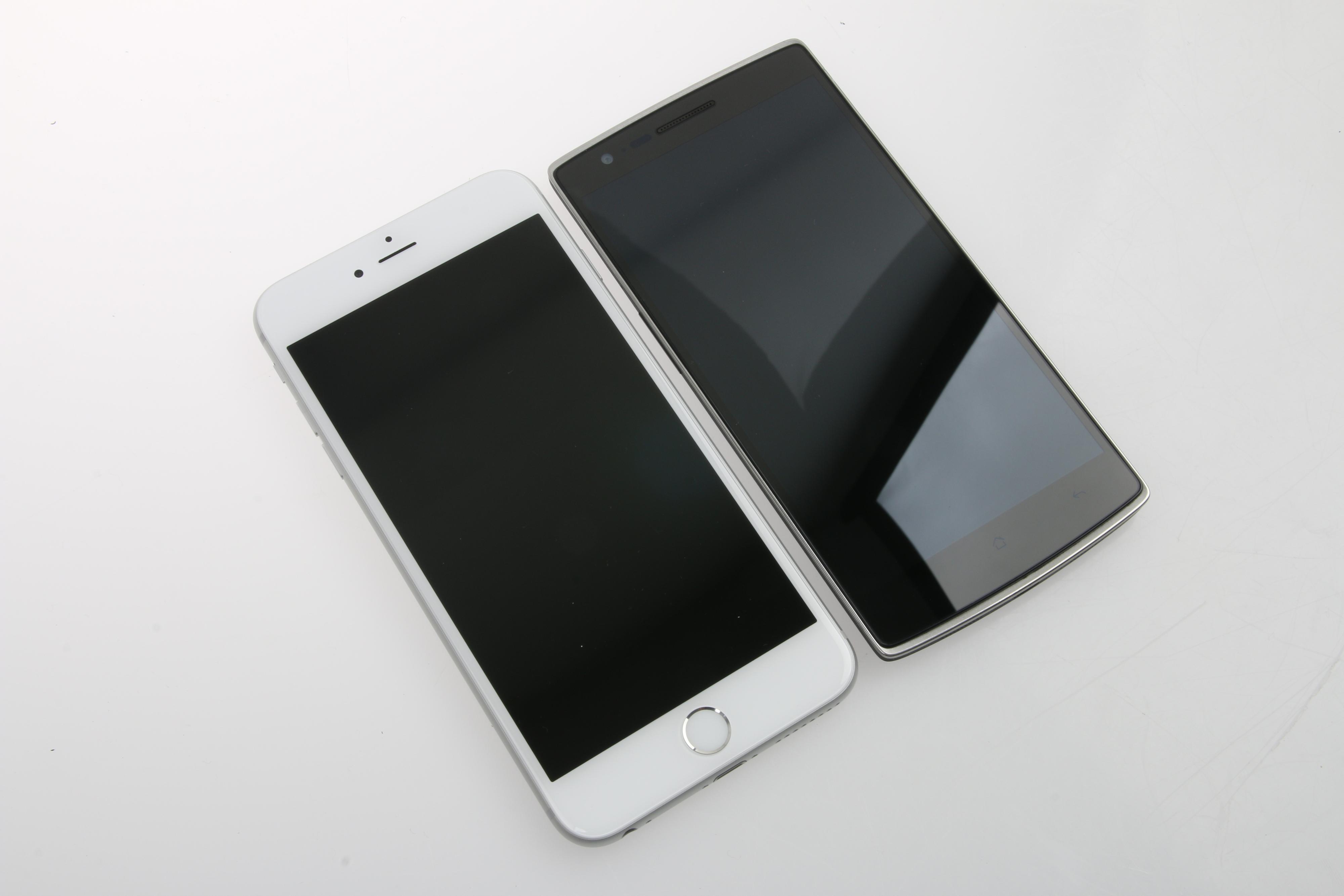 iPhone 6 Plus er noe større enn OnePlus One. 6 Plus måler 158,1 x 77,8 x 7,1 millimeter (høyde, bredde og tykkelse), mens OnePlus One på sin side er 152,9 x 75,9 x 8,9 mm. Ser vi på vekten veier iPhone 6 Plus 172 gram, mens vektnålen stopper ved 162 gram på OnePlus One.