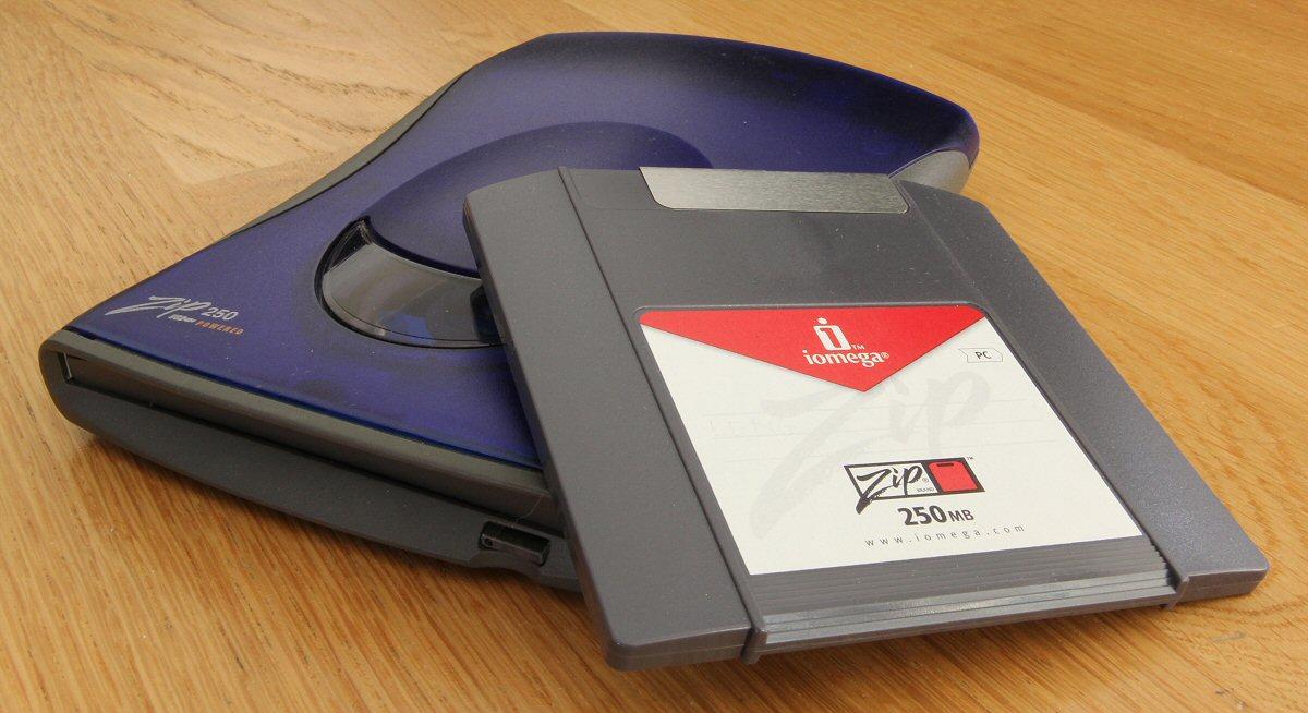 Iomega Zip var en diskettstasjon, her i en «moderne» USB-strømforsynt utgave som kunne lese disketter på hele 250 MB.Foto: Vegar Jansen, Hardware.no