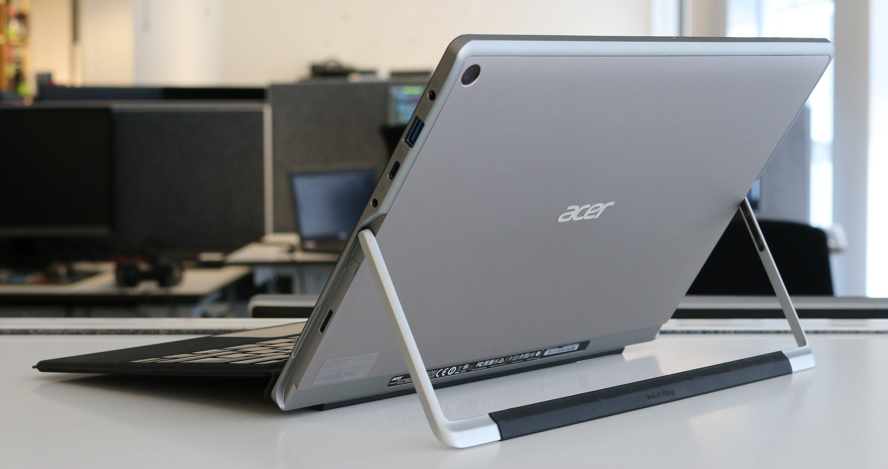 Acer Switch Alpha 12 har støttebein integrert.