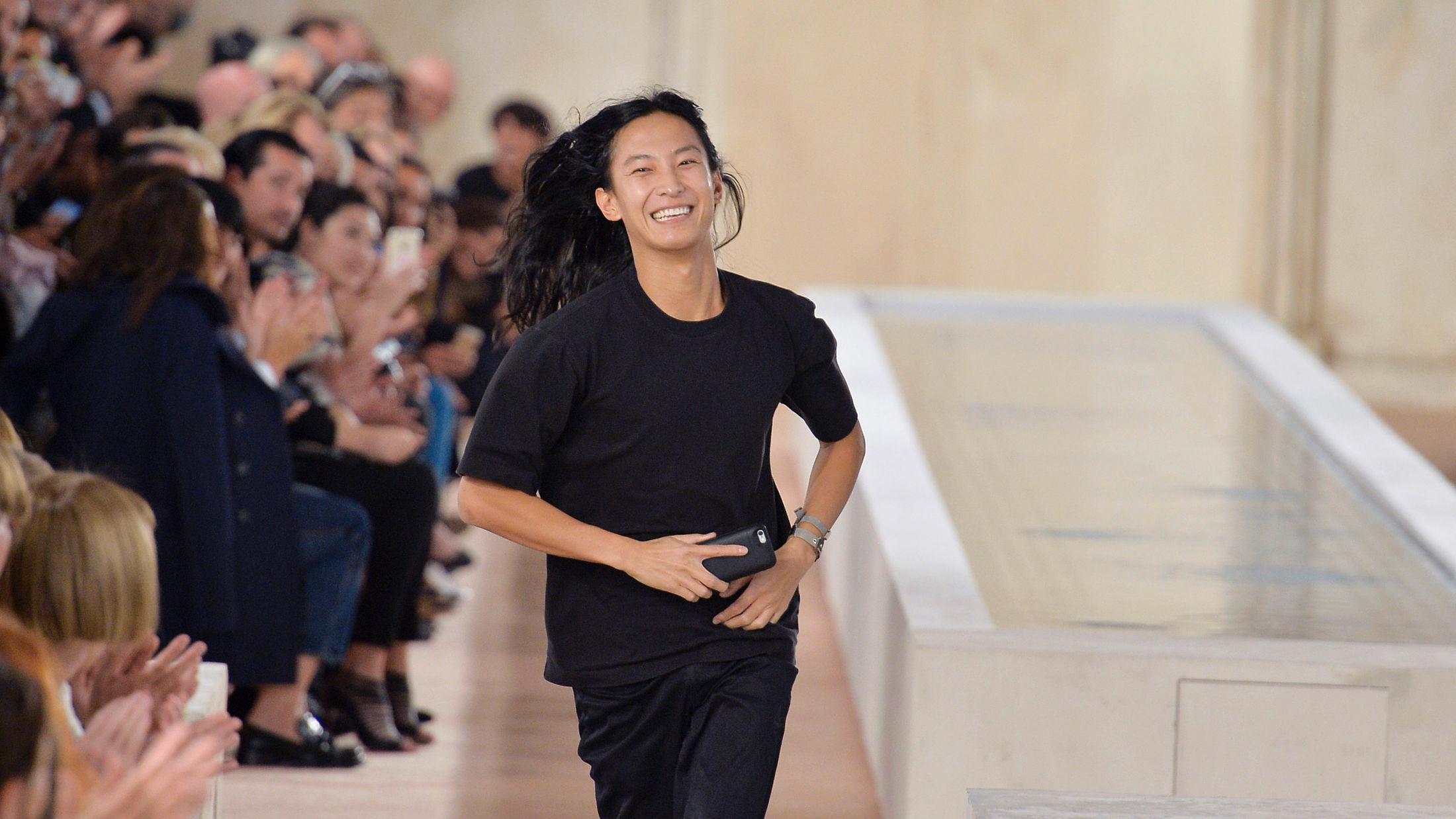 FORLATER MERKET: Alexander Wang løp ut på catwalken for siste gang for motehuset Balenciaga. Nå er det designeren Demna Gvasalia som tar over det kreative ansvaret. Foto: Getty Images