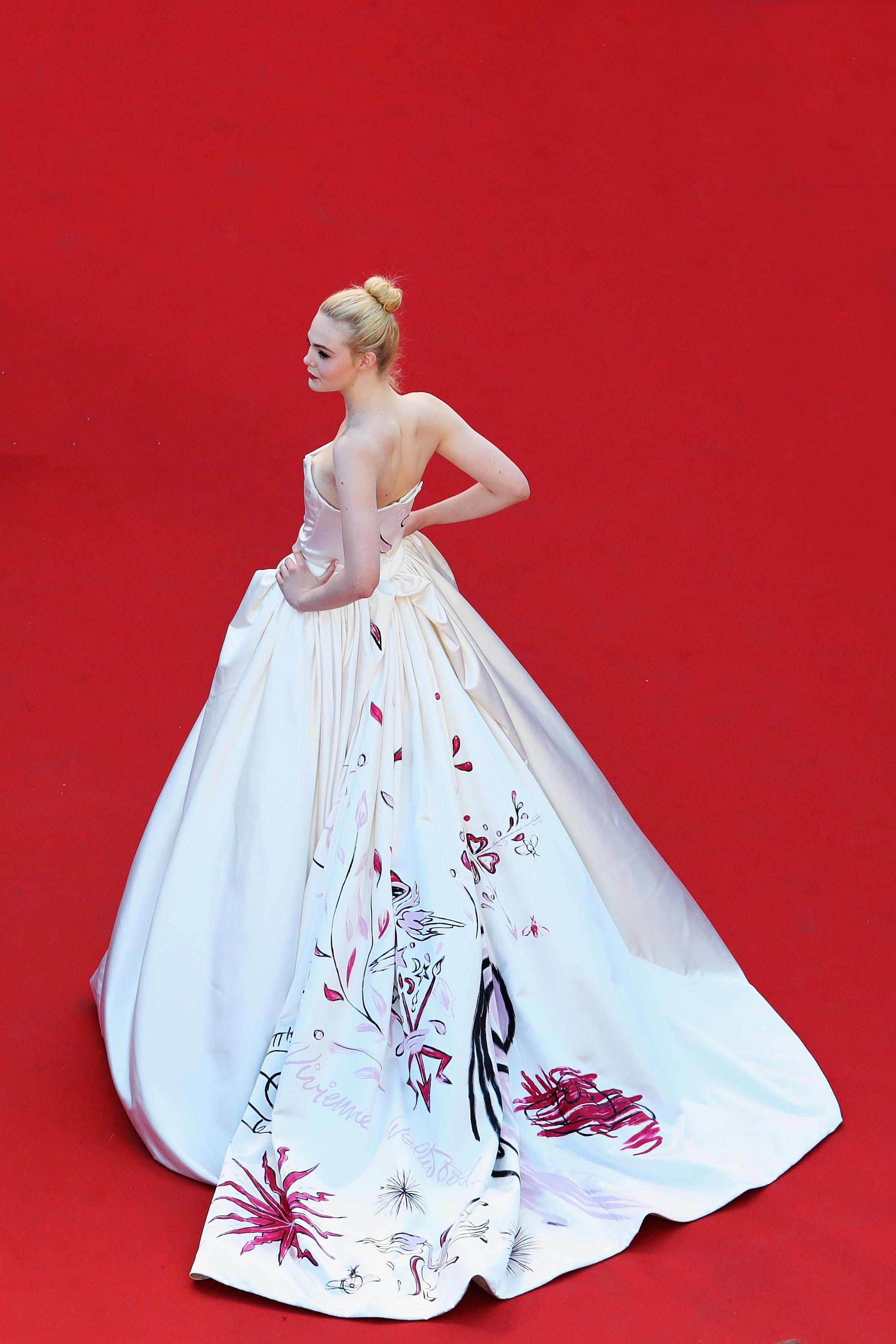 Elle Fanning bar denne kreasjonen av Vivienne Westwood under filmfestivalen i Cannes i 2017. Legg merke til det håndmalte mønsteret.