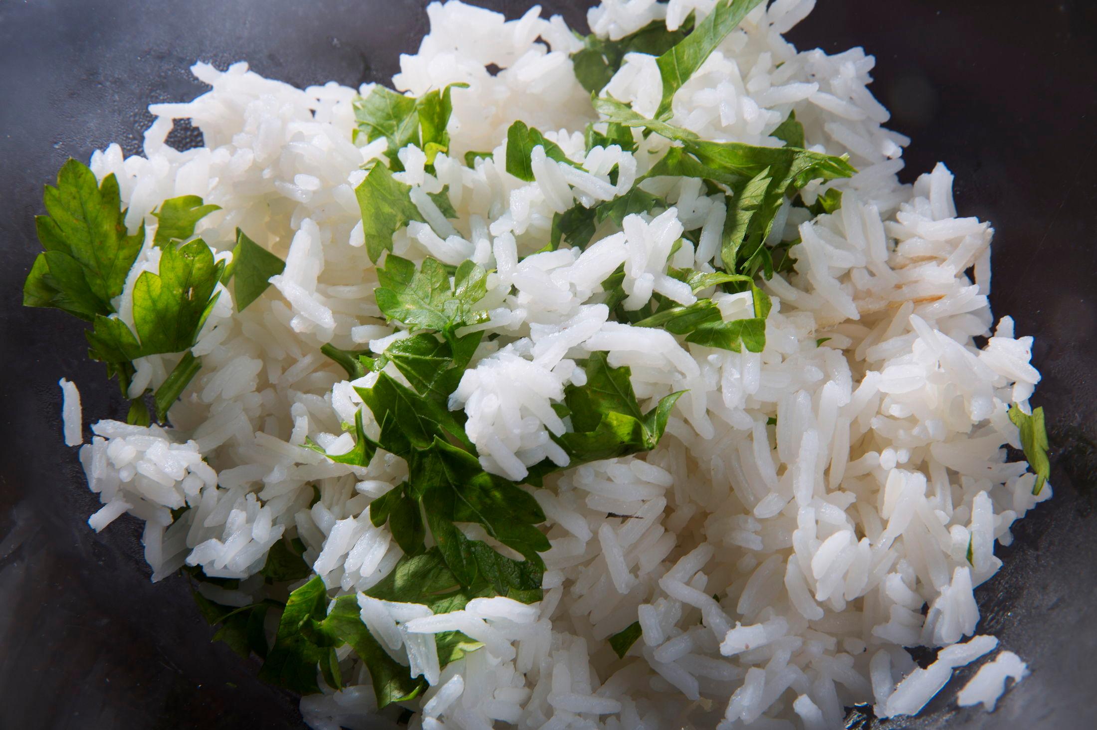 I FARESONEN: Bakteriene liker seg godt i kokt ris. Sørg for rask avkjøling for å unngå bakterievekst. FOTO: Magnar Kirknes/VG