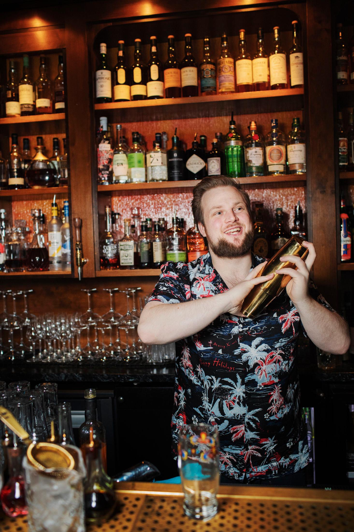 JULEDRINK: Jørgen Dons har jobbet som bartender i mange år, og er glad i både friske og tyngre cocktails. Foto: Therese Alice Sanne/VG