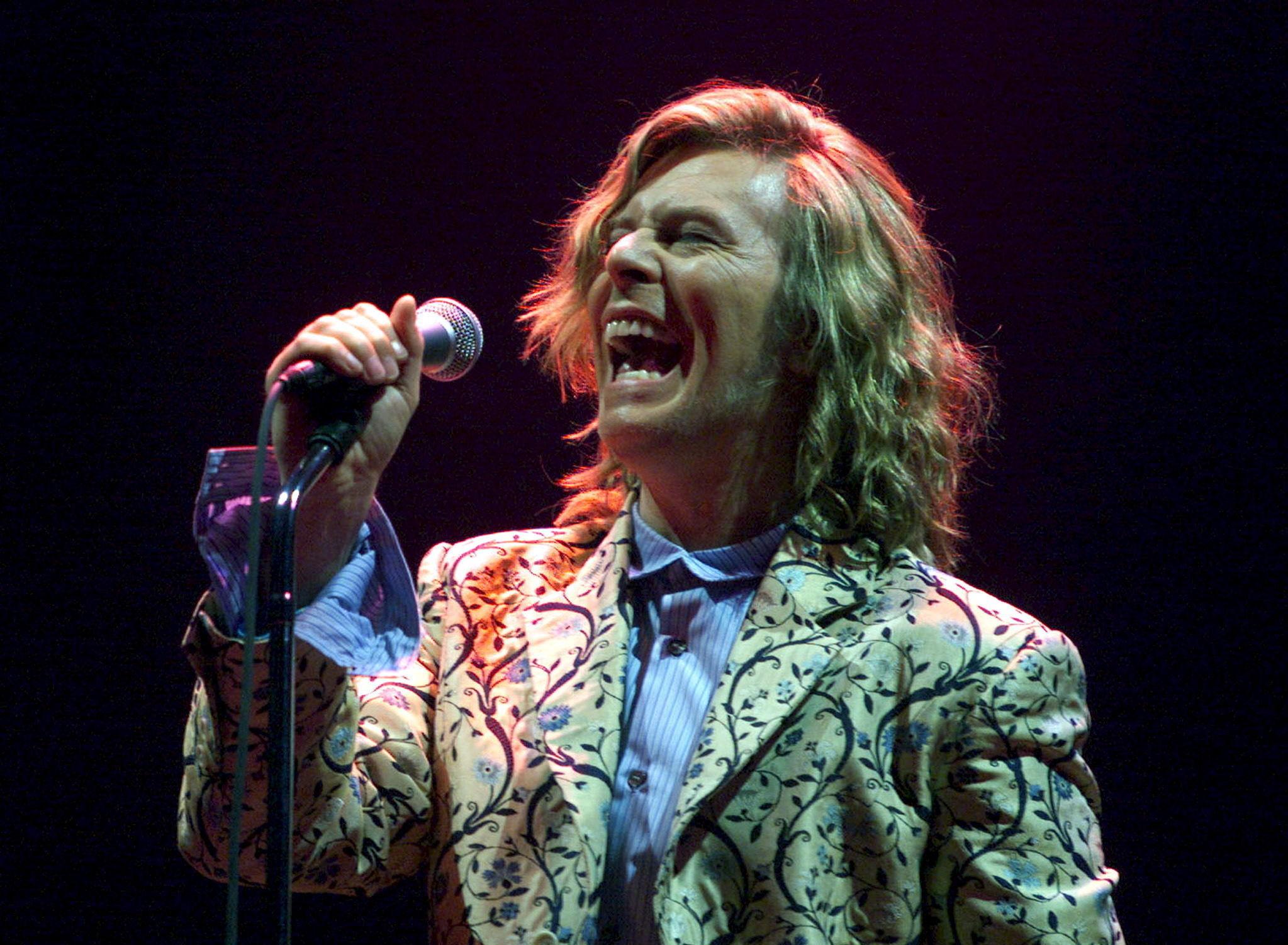 HOLDT STILEN: David Bowie tok den helt ut på scenen i årevis - her på Glastonbury-festivalen i 2000. Foto: NTB Scanpix