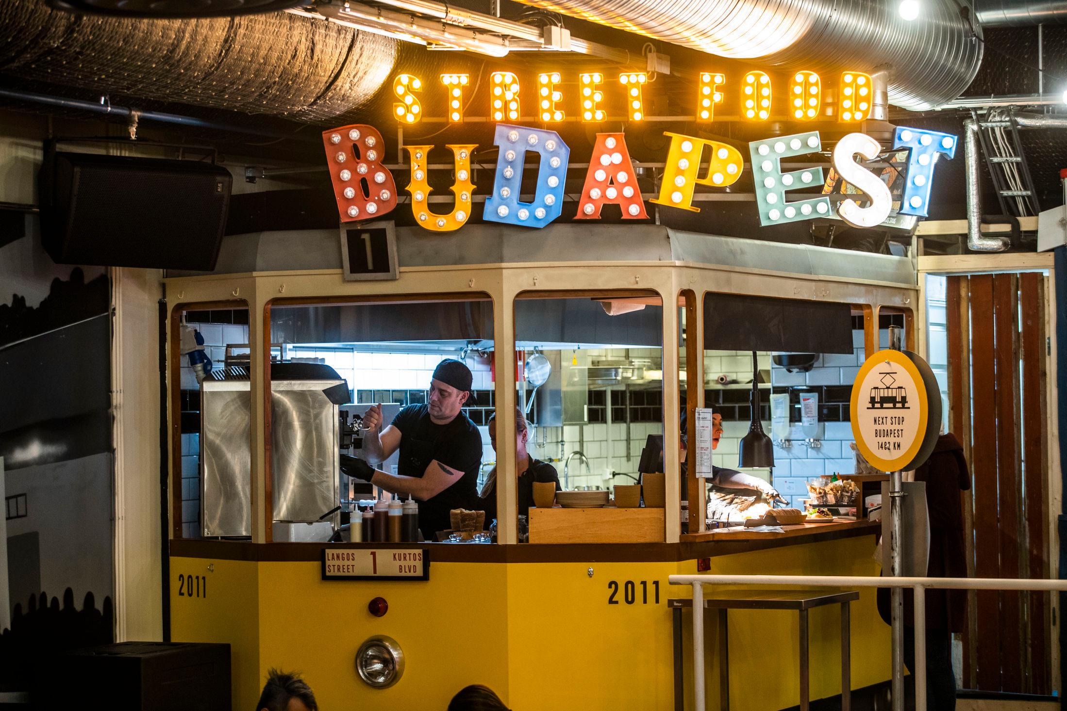 I ARBEID: De ansatte på Budapest lager skorsteinskake med nutella, iskrem og topping. Foto: Frode Hansen/VG