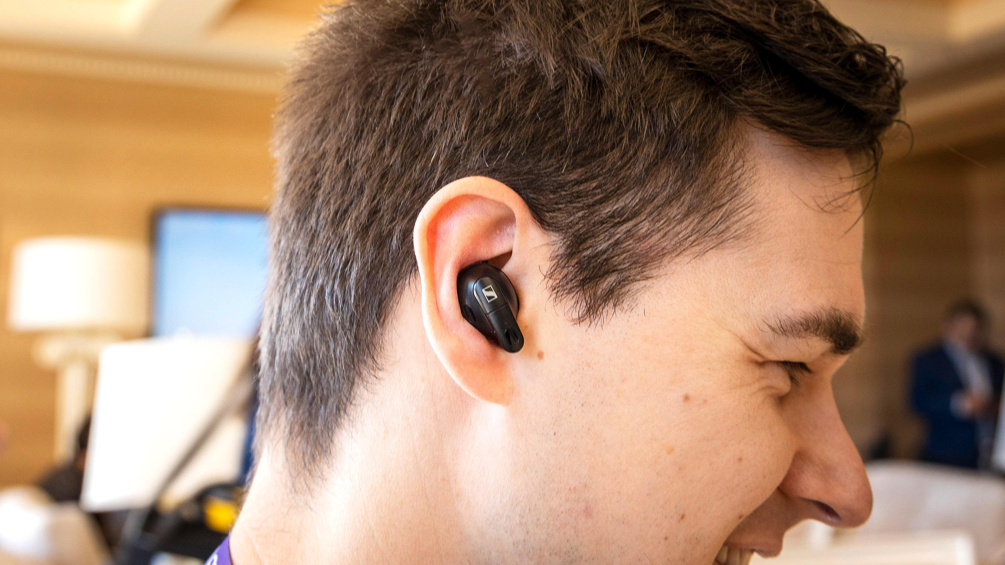 Conversation Clear Plus er Sennheisers nye ørepropper. De har som formål å gjøre det lettere for deg å høre samtalepartneren når det er støyete rundt deg. 
