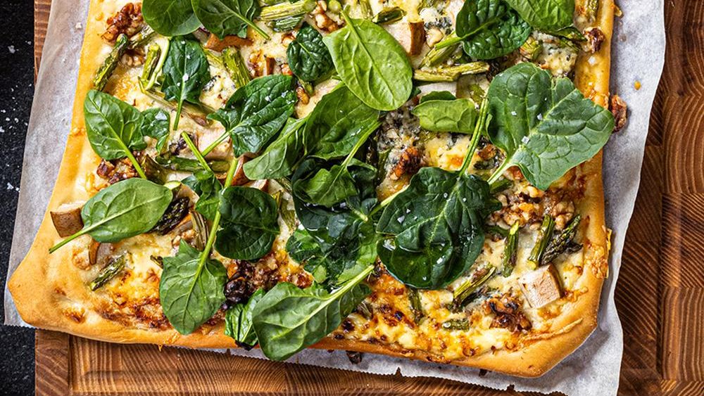Lyxa till pizzan med krämig ost – på en plåt