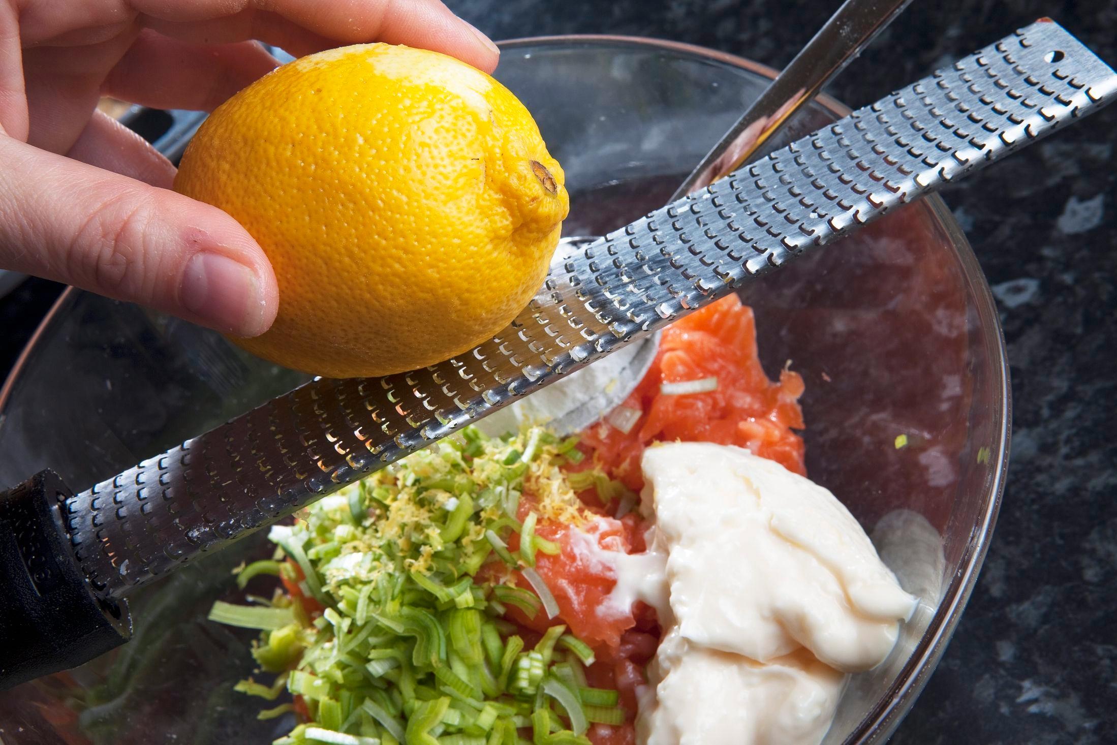 BRUK HELE: Både saften og skallet fra sitron kan brukes i matlaging og desserter. Foto: Magnar Kirknes/VG