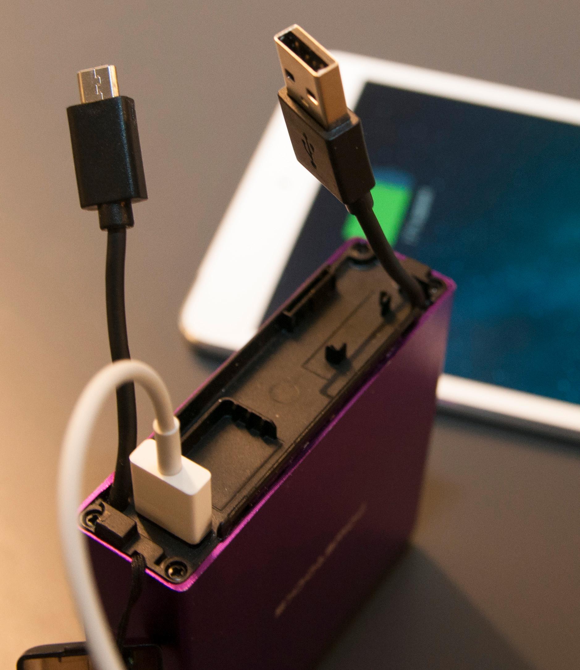 Hvis du bare har utstyr med Micro-USB-kontakt, klarer du deg med ledningstumpene som stikker ut av selve batteriet.Foto: Finn Jarle Kvalheim, Amobil.no