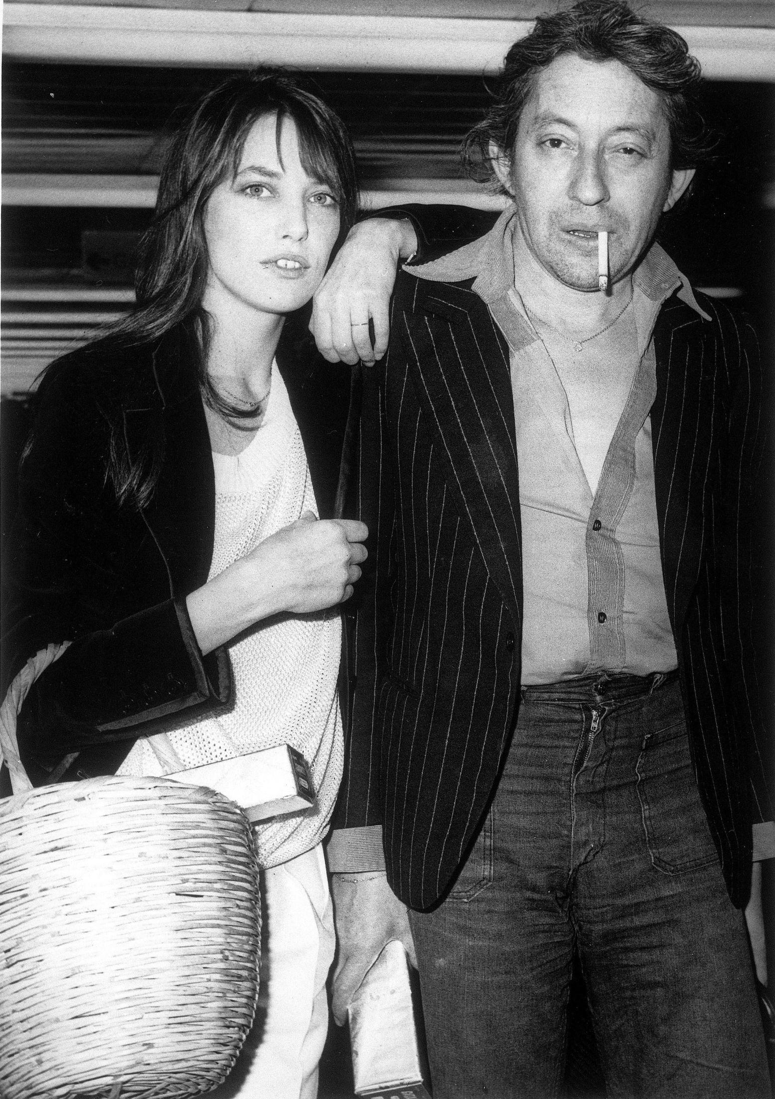 KLASSIKER: Stilikonet Jane Birkin og den daværende ektemannen Serge Gainsbourg viser at blazeren var like kul i 1977 som nå. Foto: AP