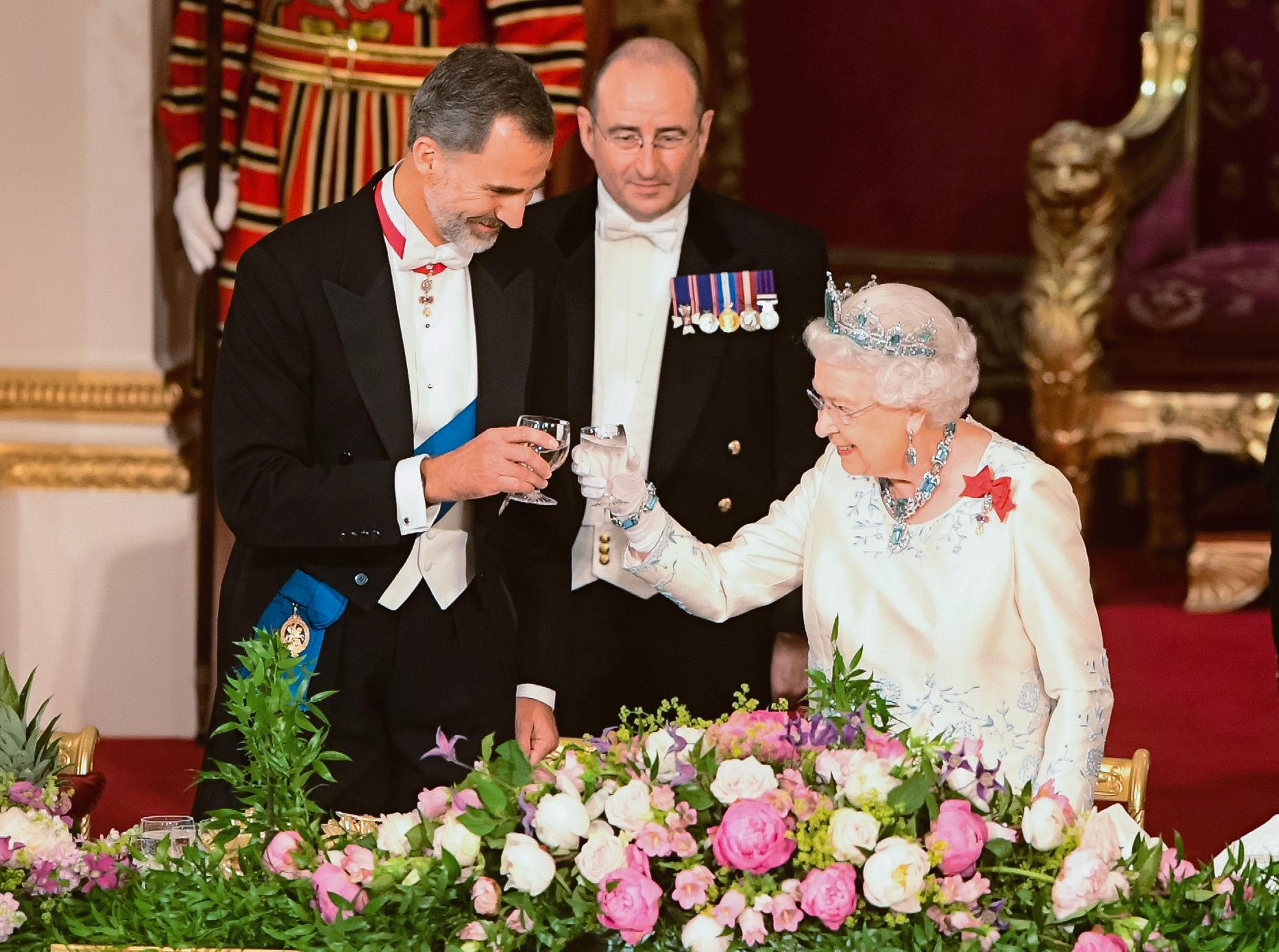 SKÅL: Dronning Elizabeth og kong Felipe av Spania under en bankett på Buckingham Palace i juli. 
Foto: Dominic Lipinski/Reuters