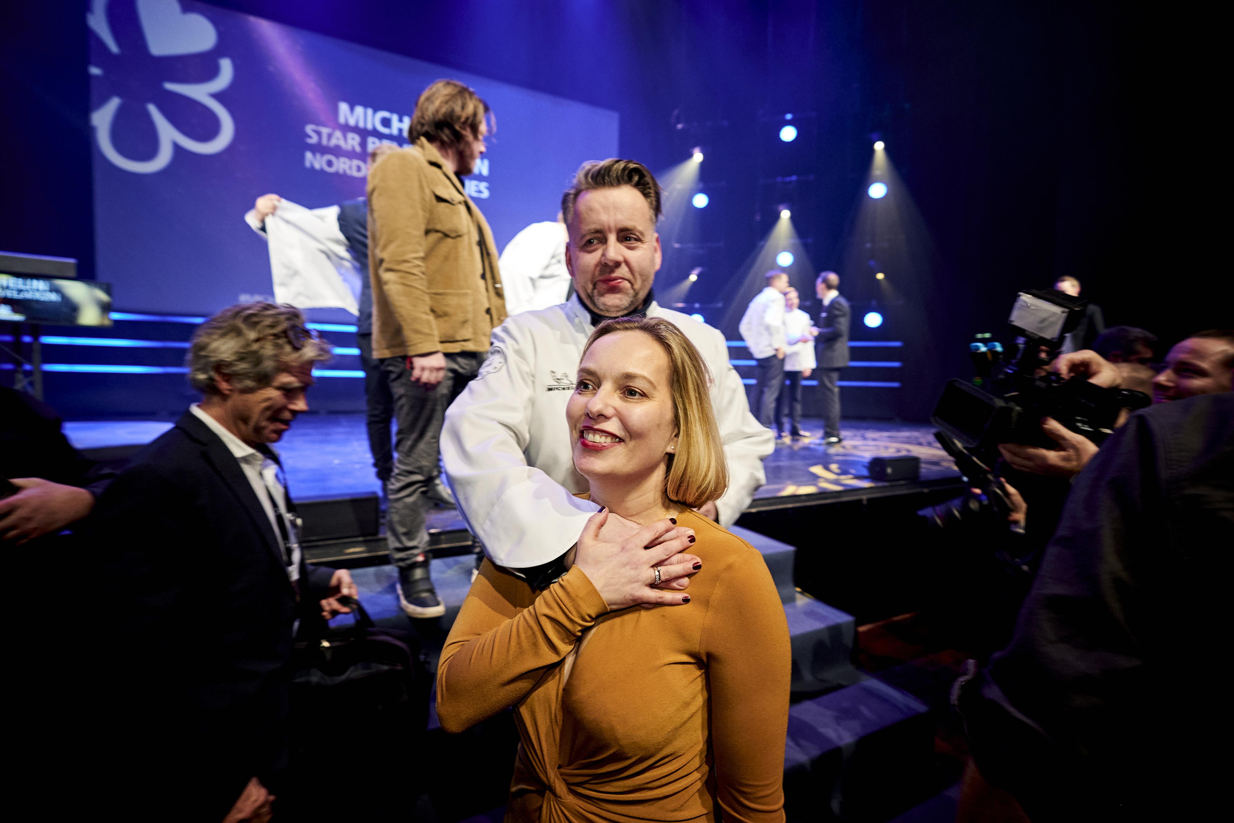 PAR I STJERNER: Paret Sven Erik og Torill Renaa under Michelin-utdeling i 2020, da restaurant Re-Naa ble tildelt to stjerner.