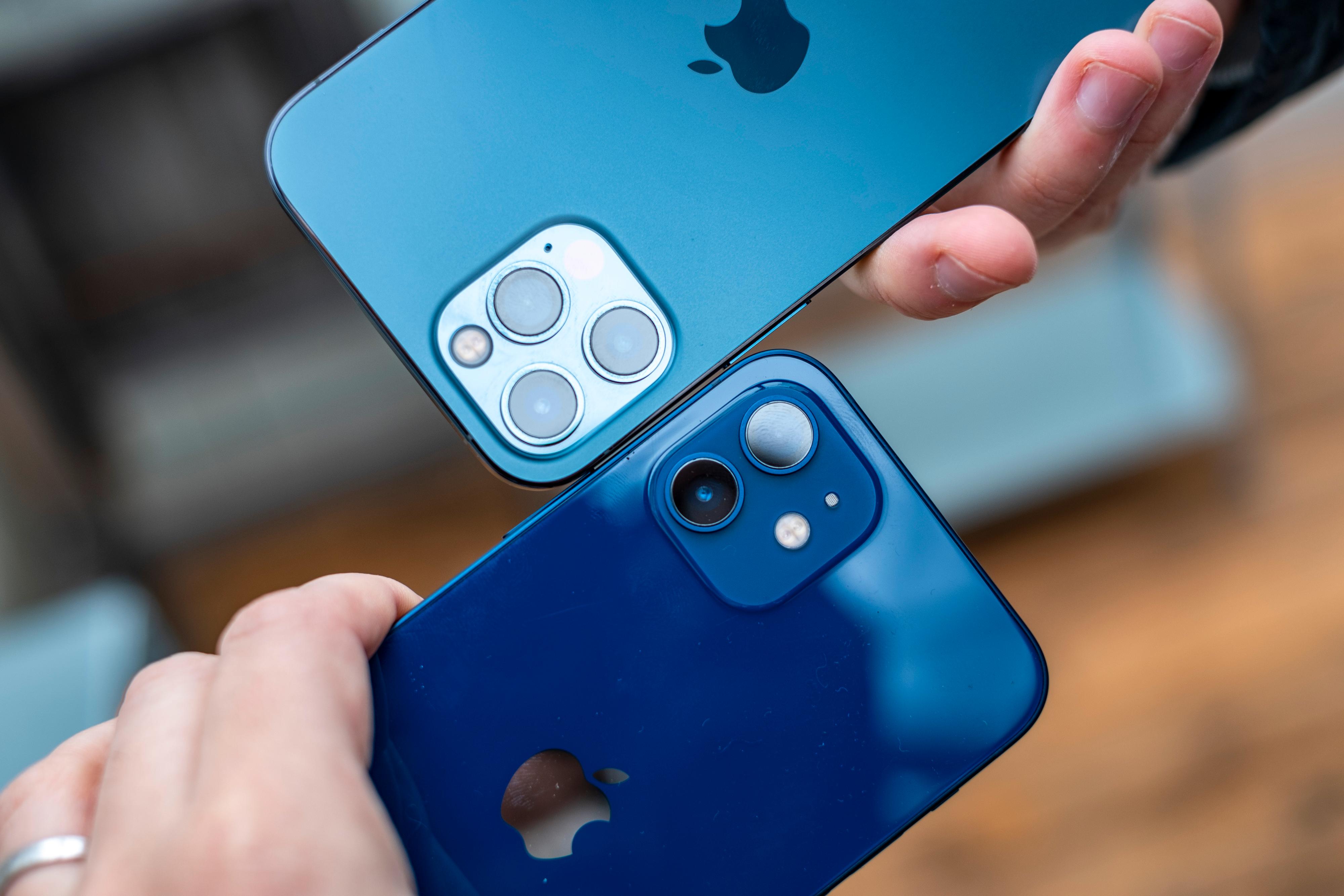 iPhone 12 Pro har tre kamera, mens iPhone 12 «bare» har to. Zoom-kameraet er ekstra på Pro-versjonen, mens begge har vanlig vidvinkel og ultravidvinkel.