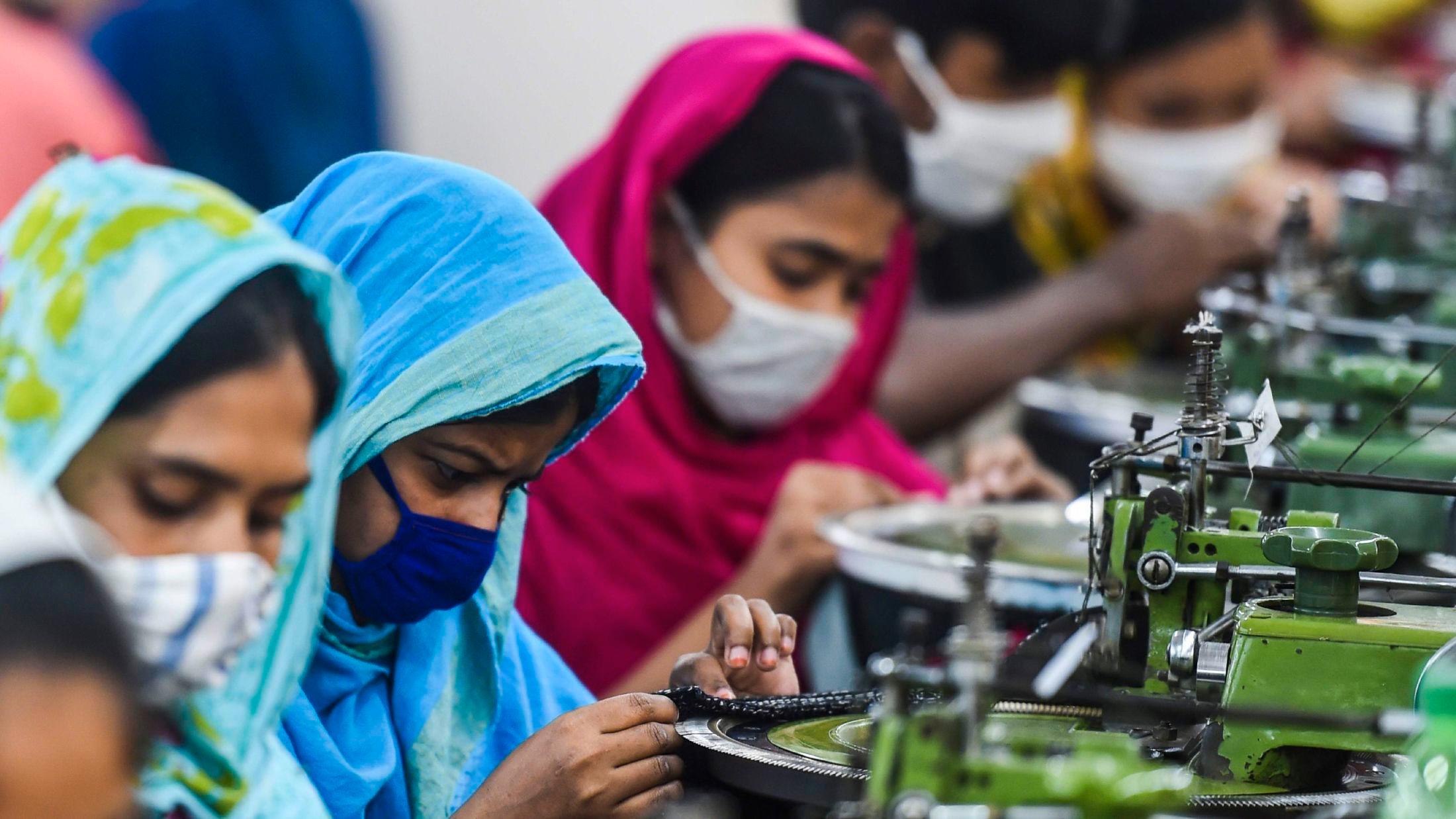 FABRIKK: Arbeidere ved en tekstilfabrikk i Bangladesh. Foto: AFP