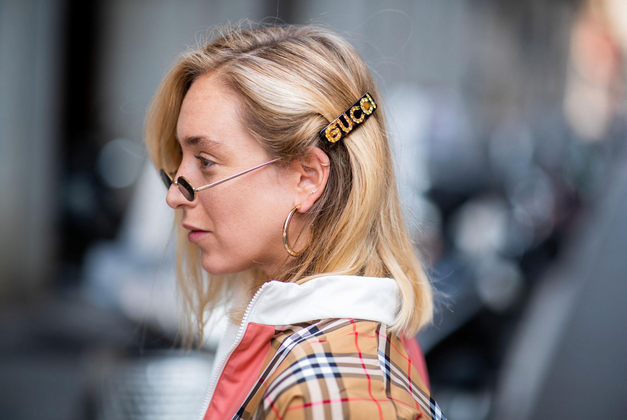 KUL DETALJ: Slik brukte Sonia Lyson hårspennen under moteuken i Milano. Foto: Getty Images.
