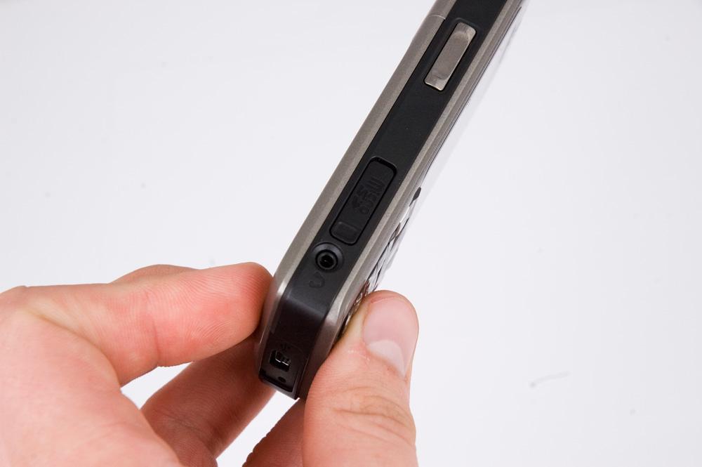 Telefonen støtter hodesett av standardtypen 2,5 mm minijack.