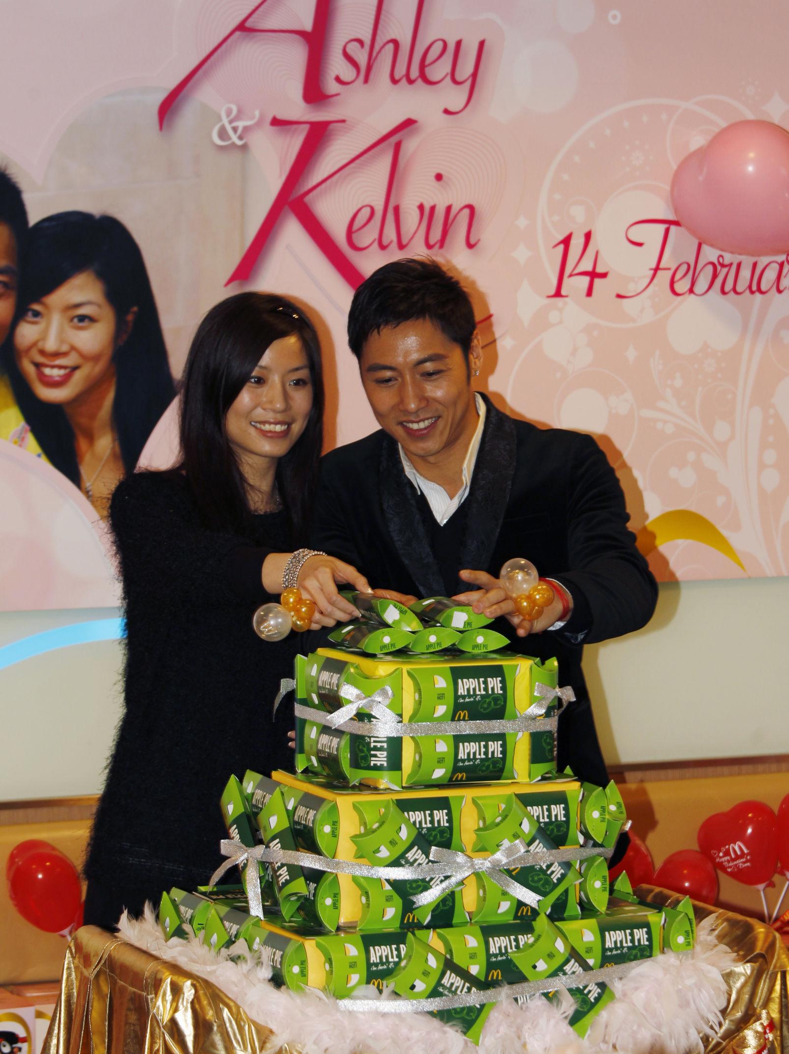 SURPRISE: Ashley Tse ble overrasket med en forlovelsesfest av forloveden Kelvin Kwong på McDonald's Hong Kong i 2011. I en travel hverdag er dette virkelig kjærlighet-to-go. Foto: Bobby Yip/Reuters