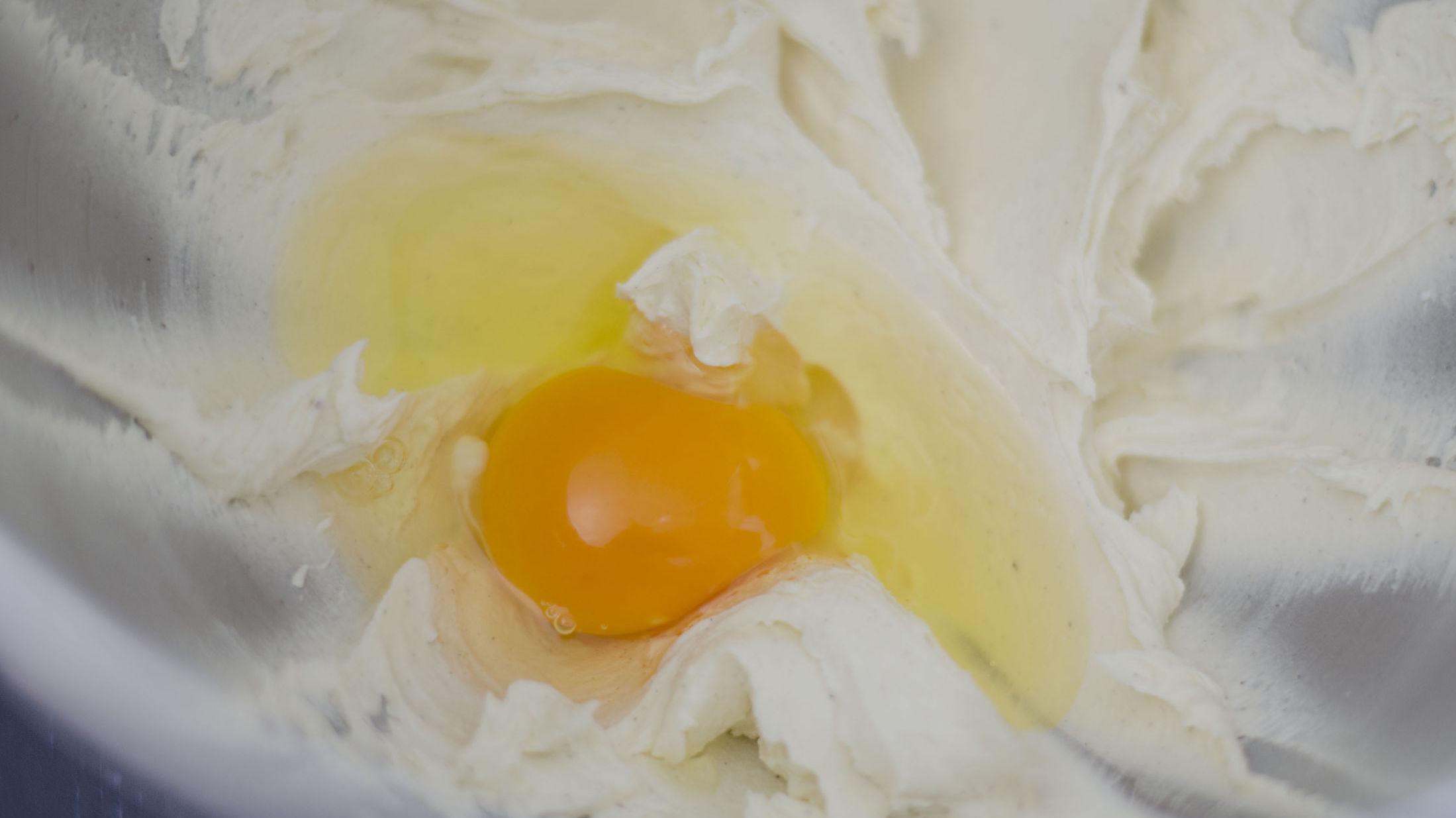 2. Tilsett ett egg av gangen og miks på høy hastighet mellom hvert egg. Bruk en slikkepott til å få med rester fra kantene. Foto: Mari Mushom
