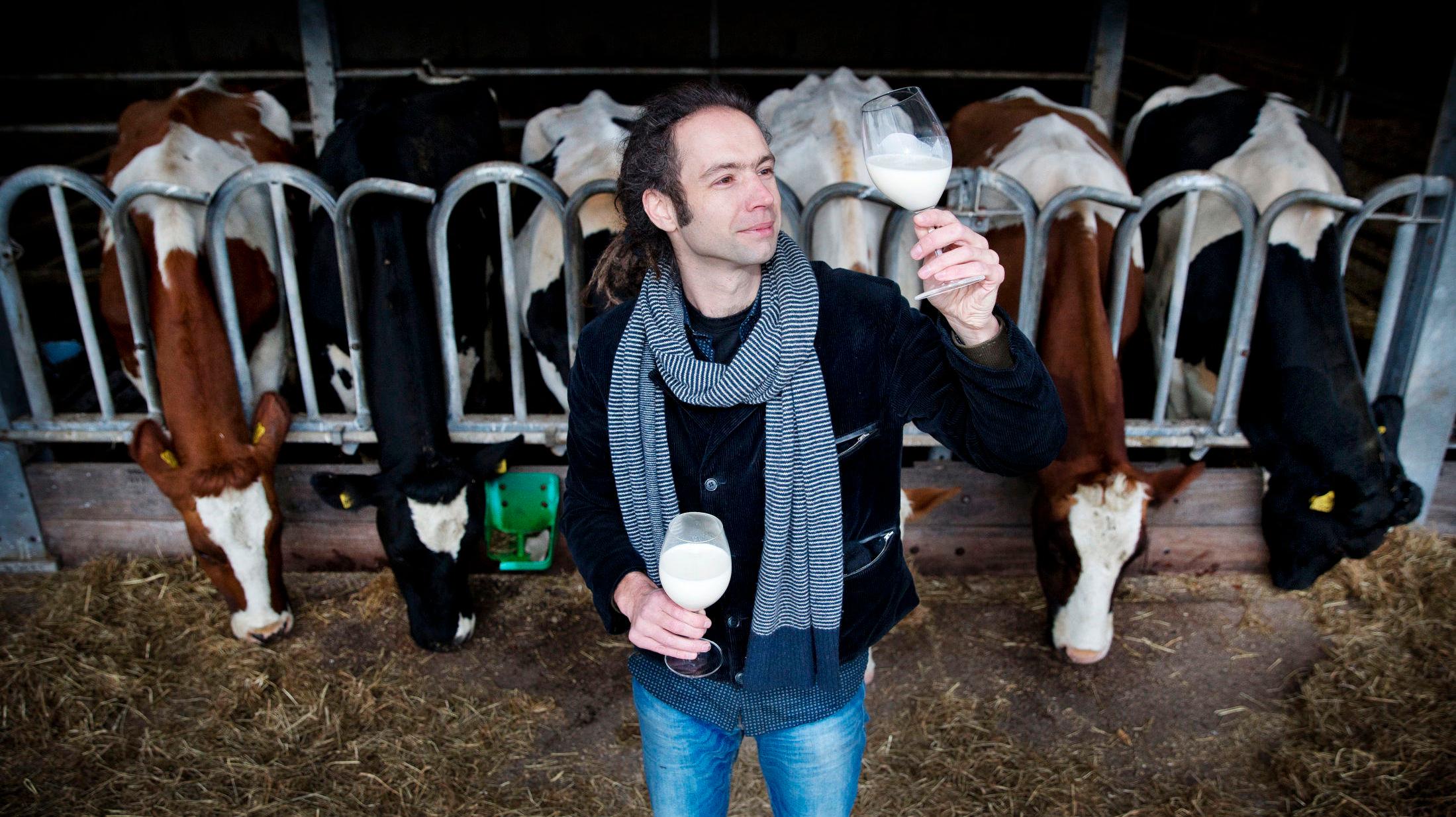EKSPERT: Bas de Groot (40) er melkesommelier, og kan smake opptil syv smakslag i melken. Foto: Guus Schoonewille