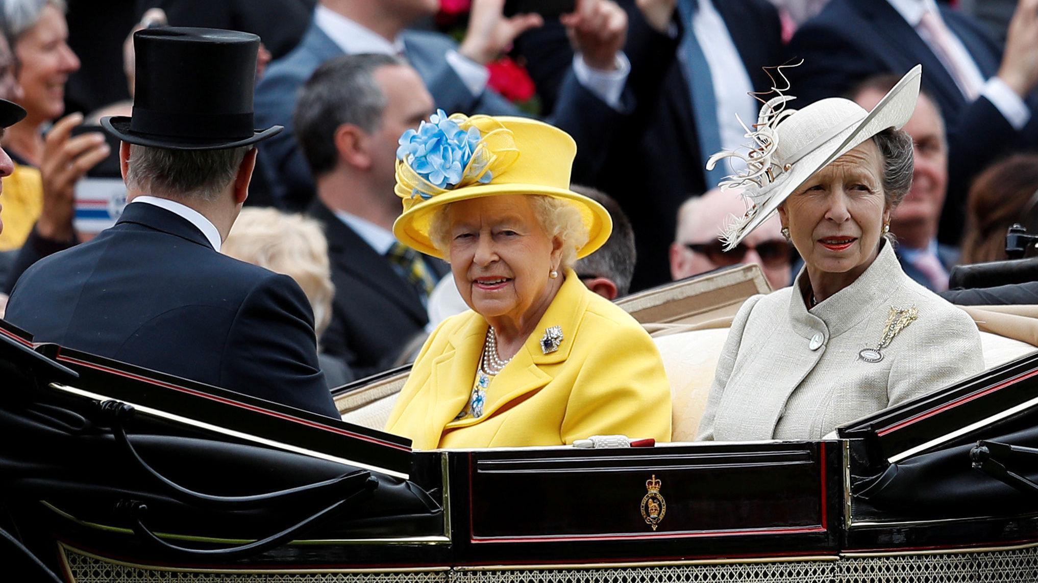 HATTEFINE: Her er dronning Elizabeth og prinsesse Anne på galoppbanen i Ascot – selvfølgelig kledd med hatter. Foto Reuters.