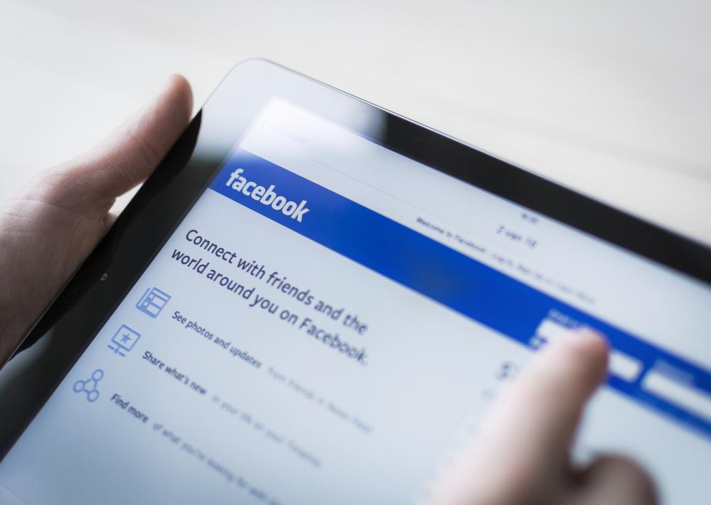Mobilbrukerne blir stadig viktigere for Facebook.Foto: Twin Design/Shutterstock.com