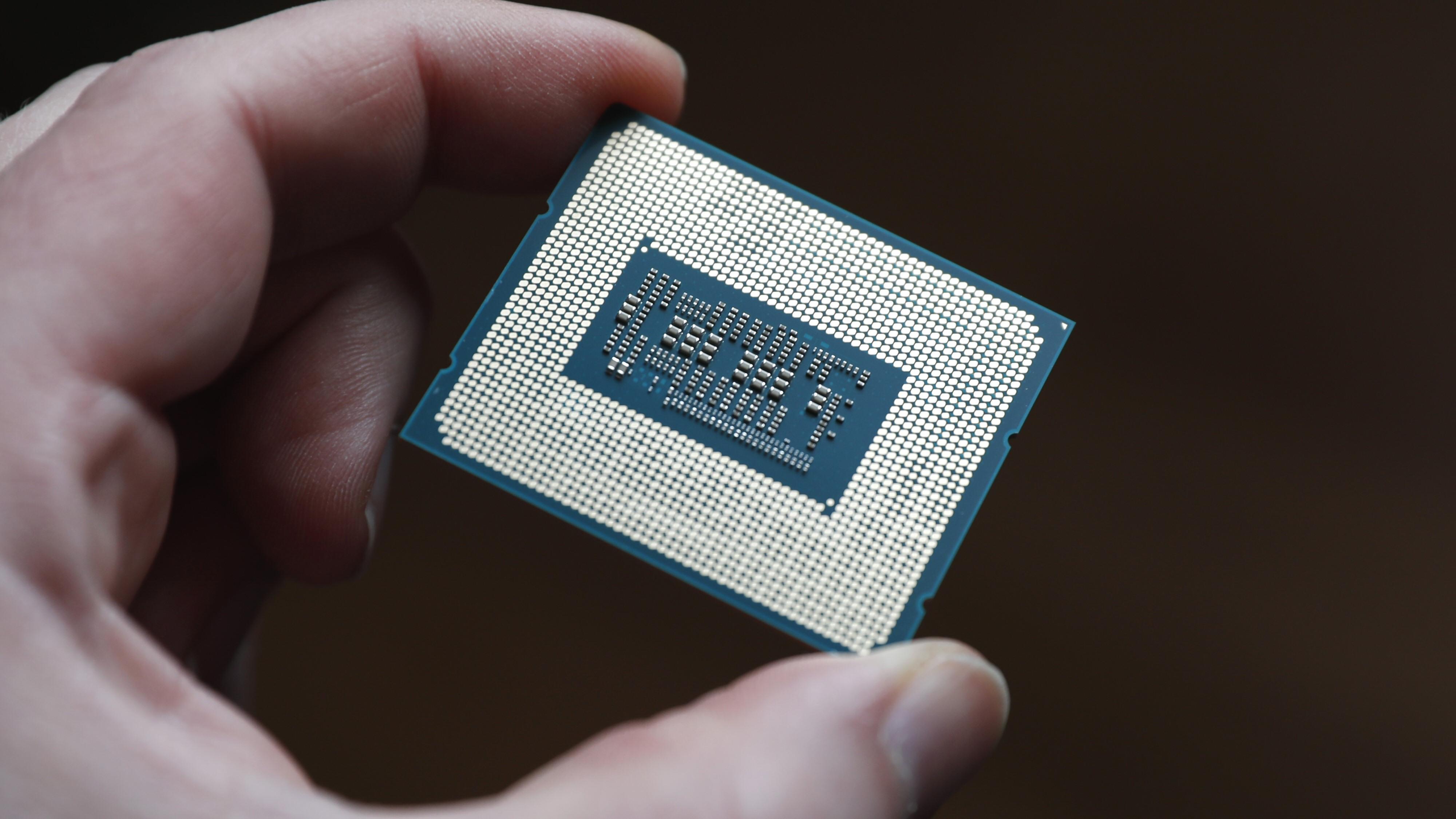 Intels nye prosessorgenerasjon vil kunne nå 6 GHz, ifølge et Intel-lysbilde. Her en av dagens heftigste Intel-prosessorer, i9–12900K. 