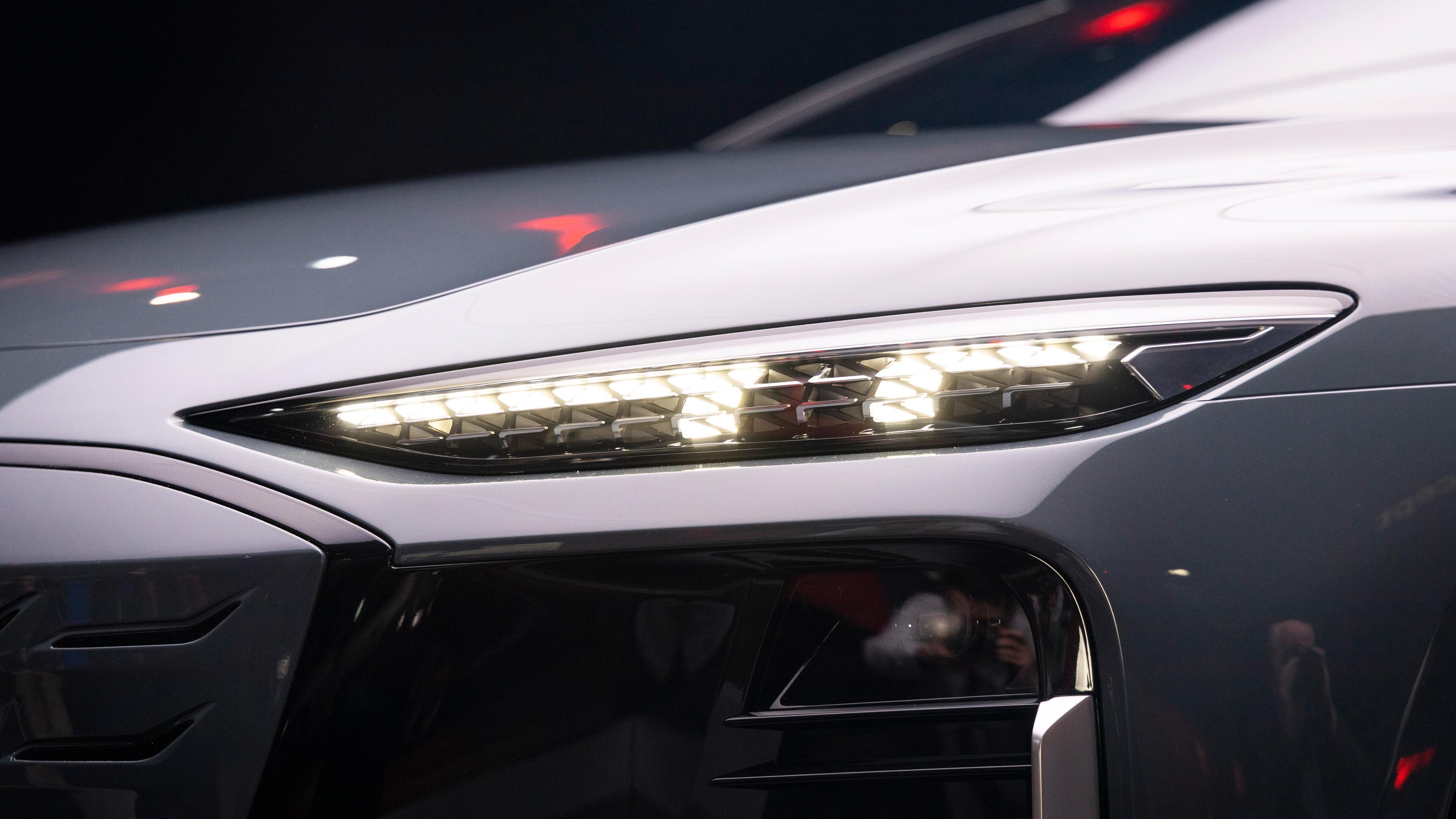 Audi sier frontlyktene på A6 Avant er de smaleste de har laget noen gang - takket være Matrix LED-teknologien. 